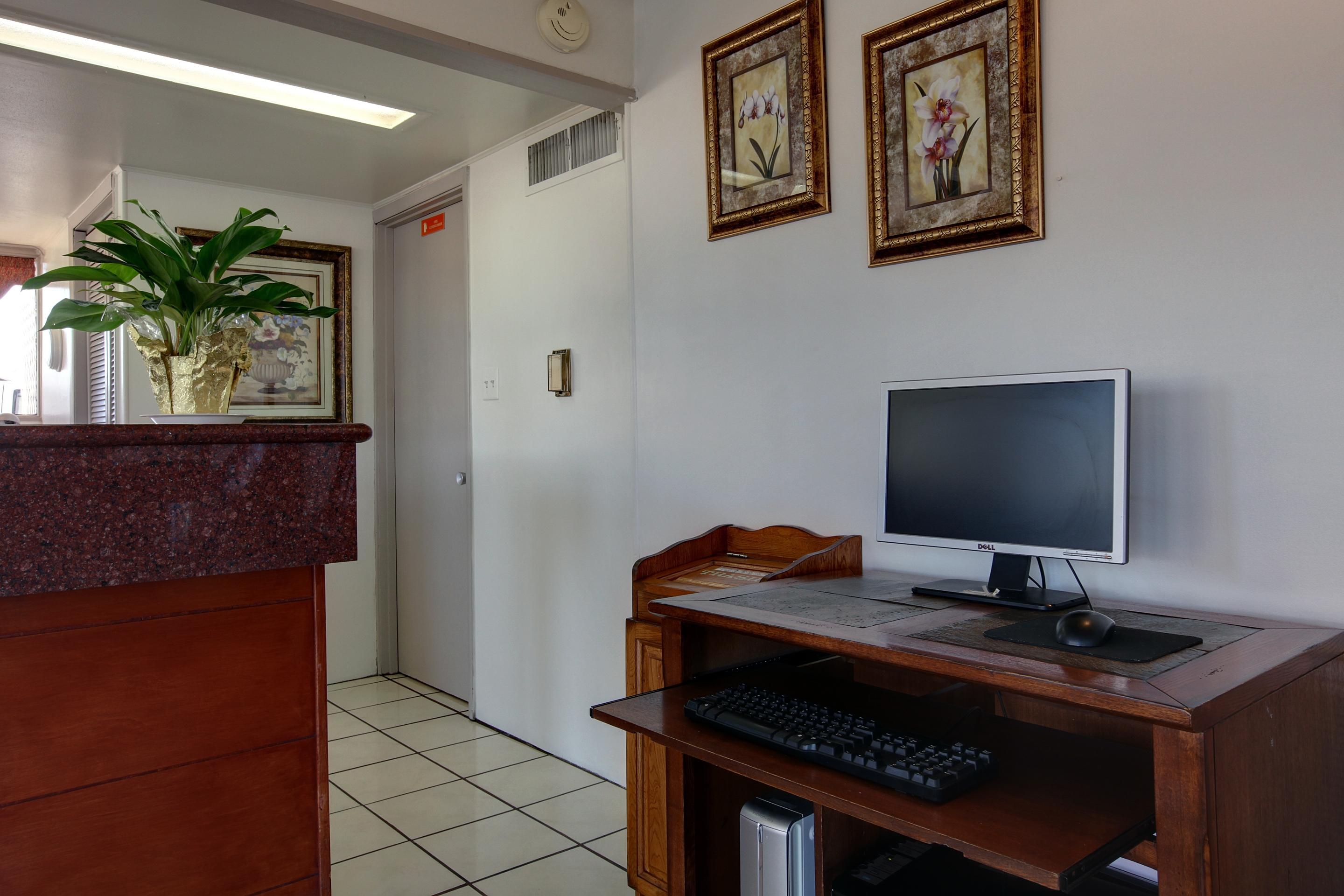 Americas Best Value Inn Uvalde — photo 4