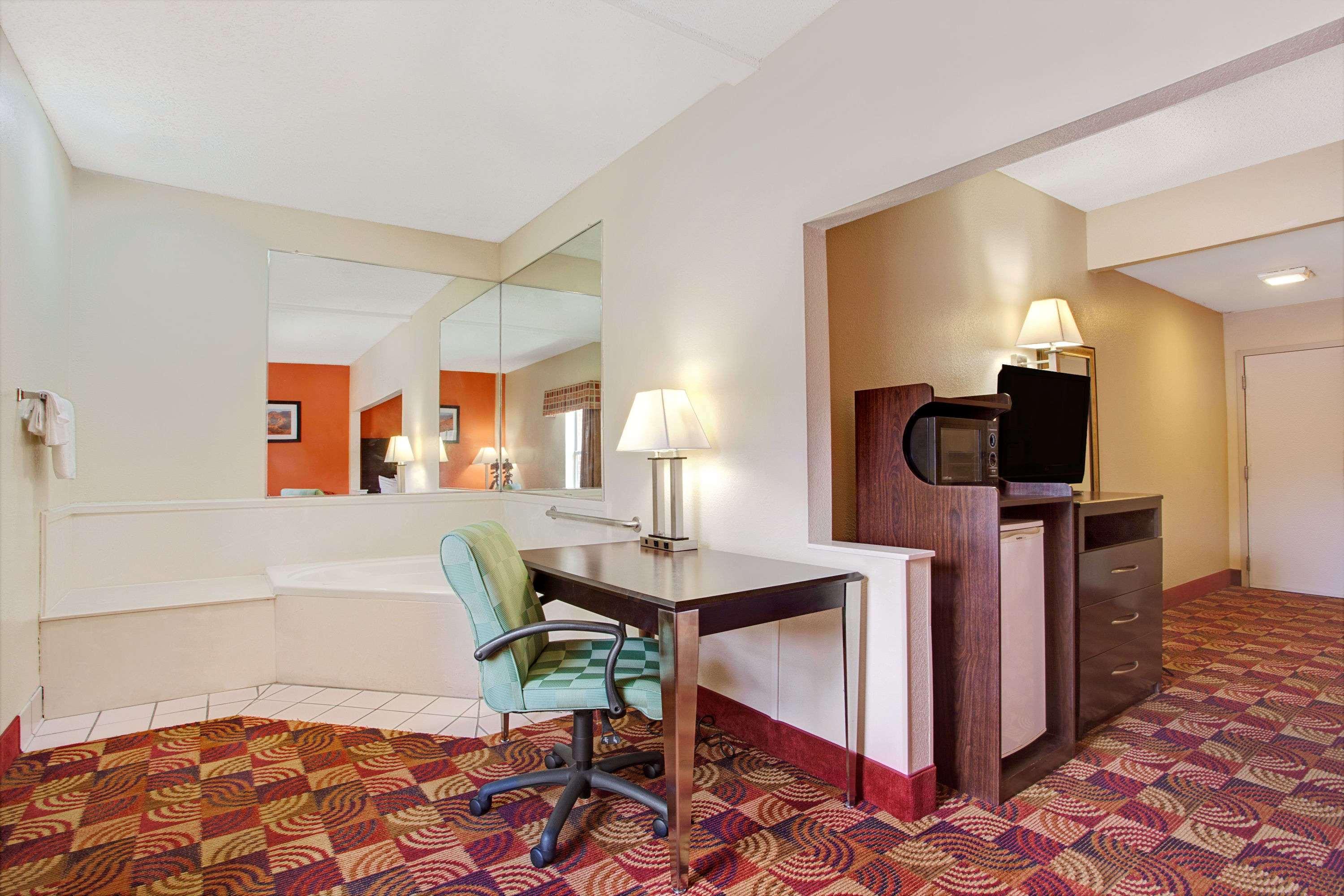 Days Inn & Suites by Wyndham Ridgeland — photo 5