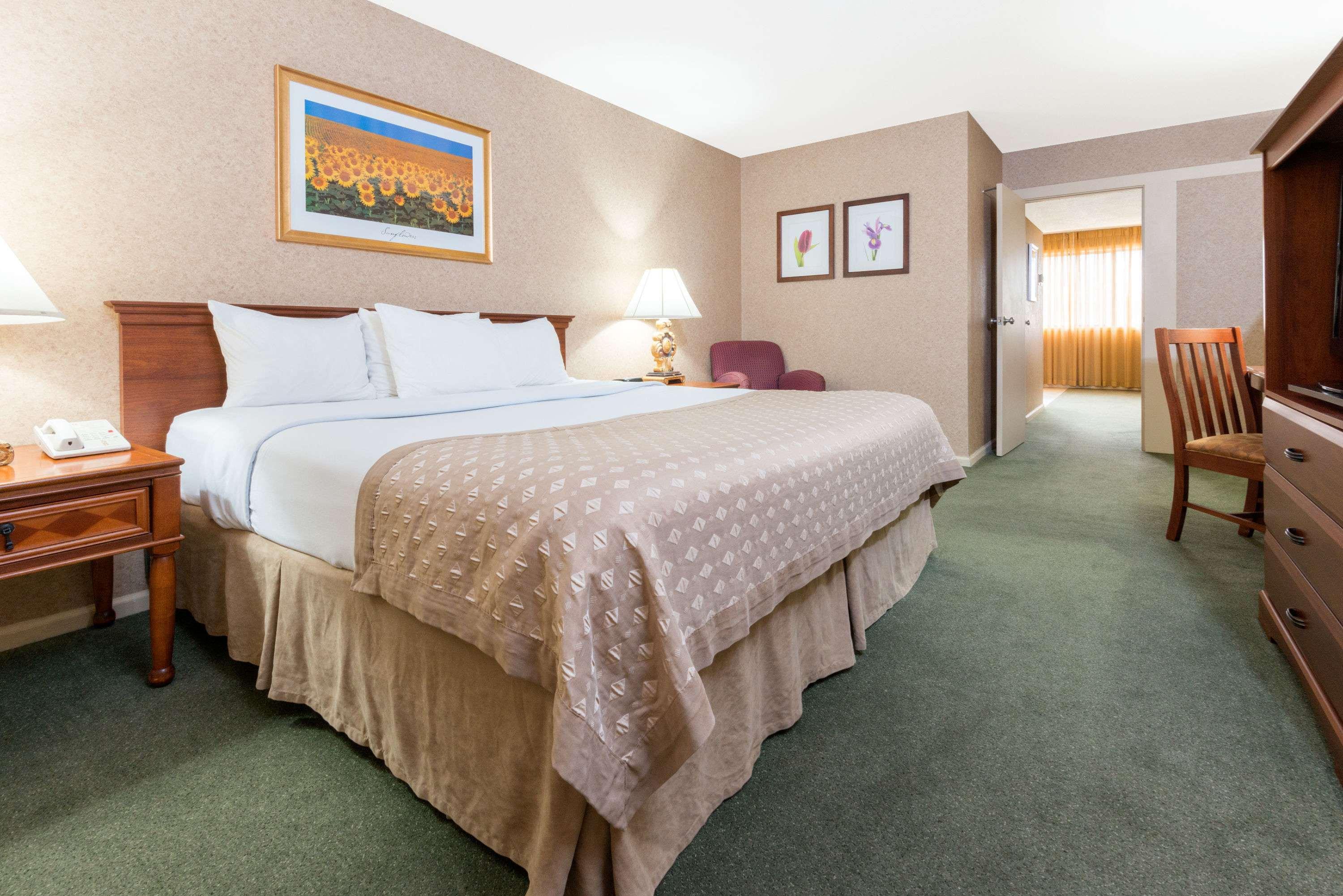 Ramada Topeka Downtown Hotel and Convention Center — photo 5