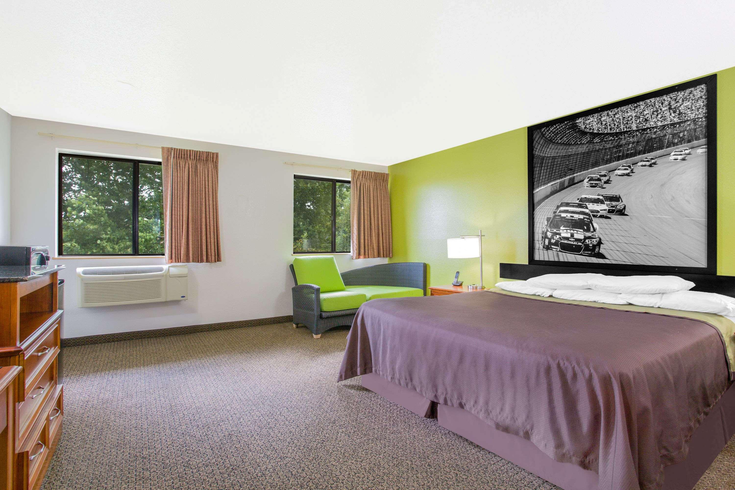 Super 8 by Wyndham South Boston VA — photo 5