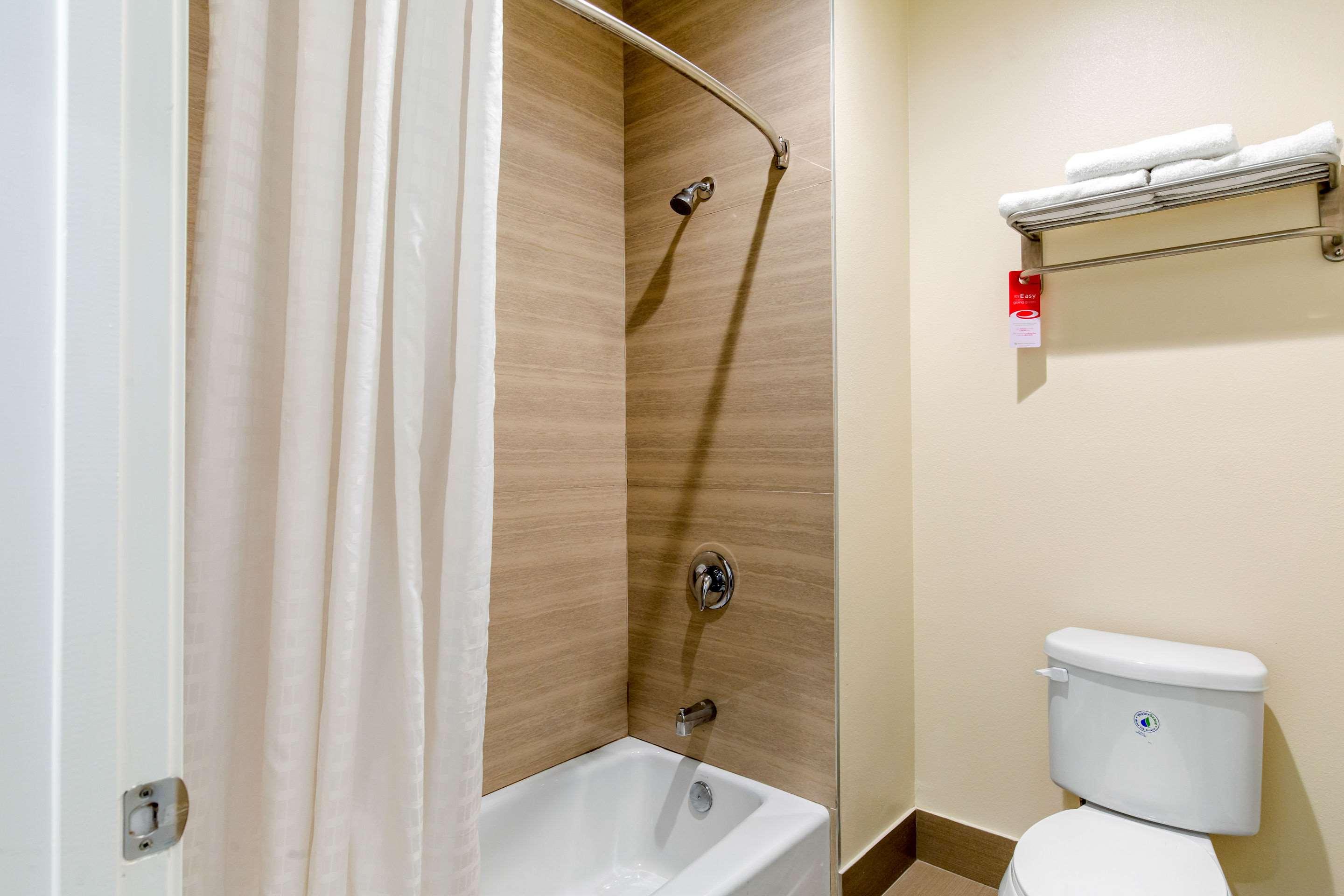 Econo Lodge Inn & Suites — photo 4