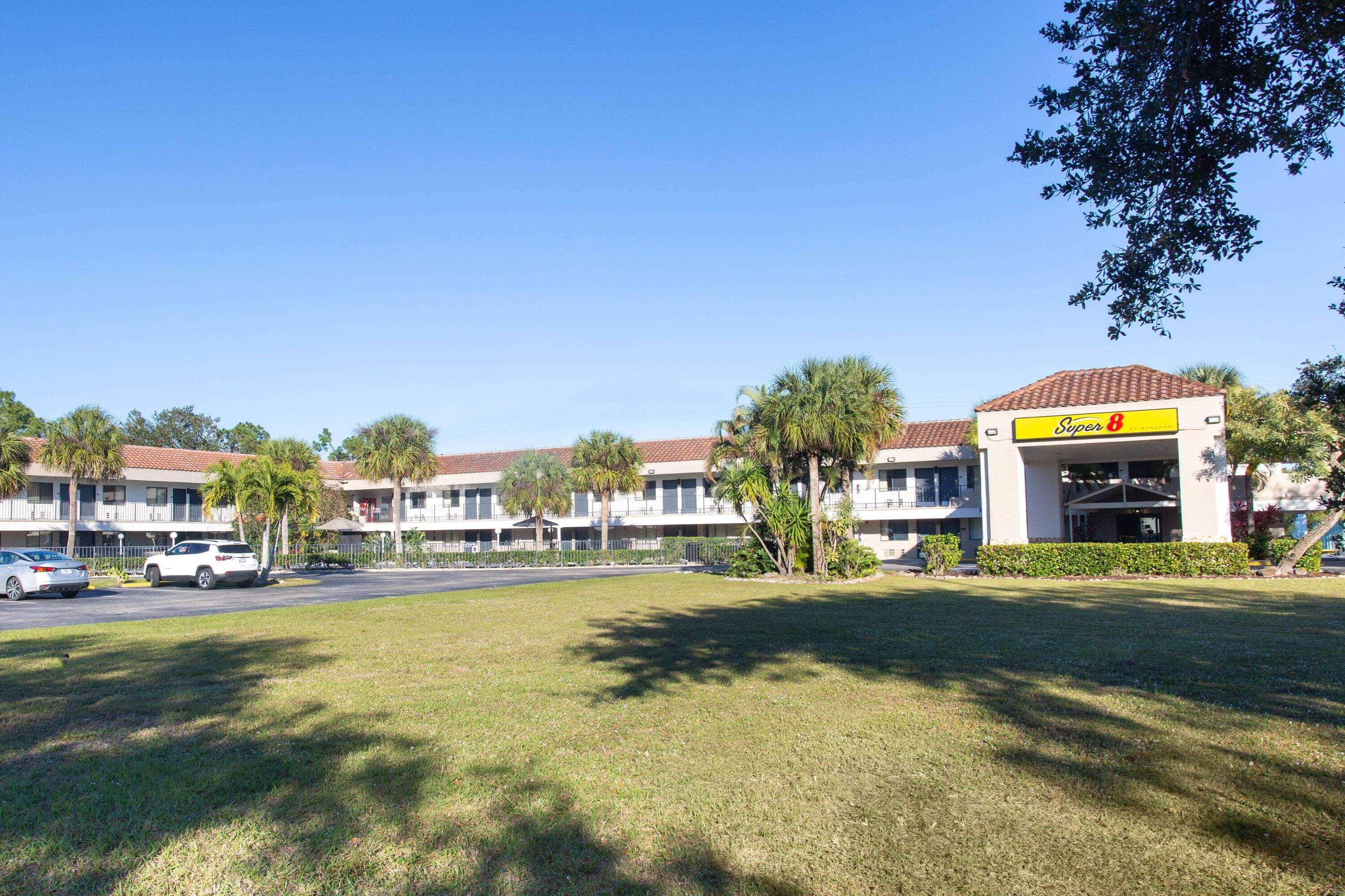 Super 8 by Wyndham Naples — photo 3