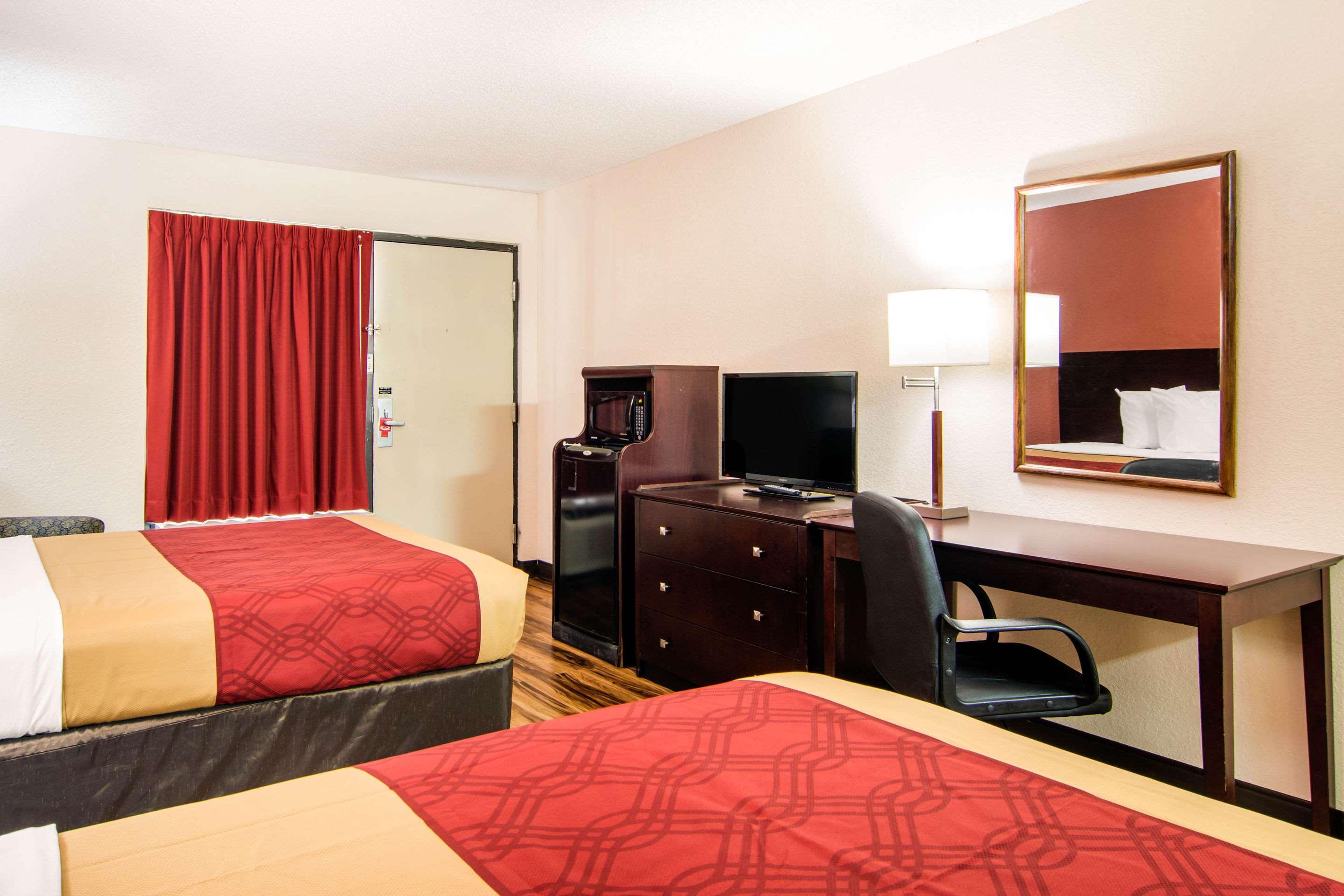 Econo Lodge Madison Airport — photo 4