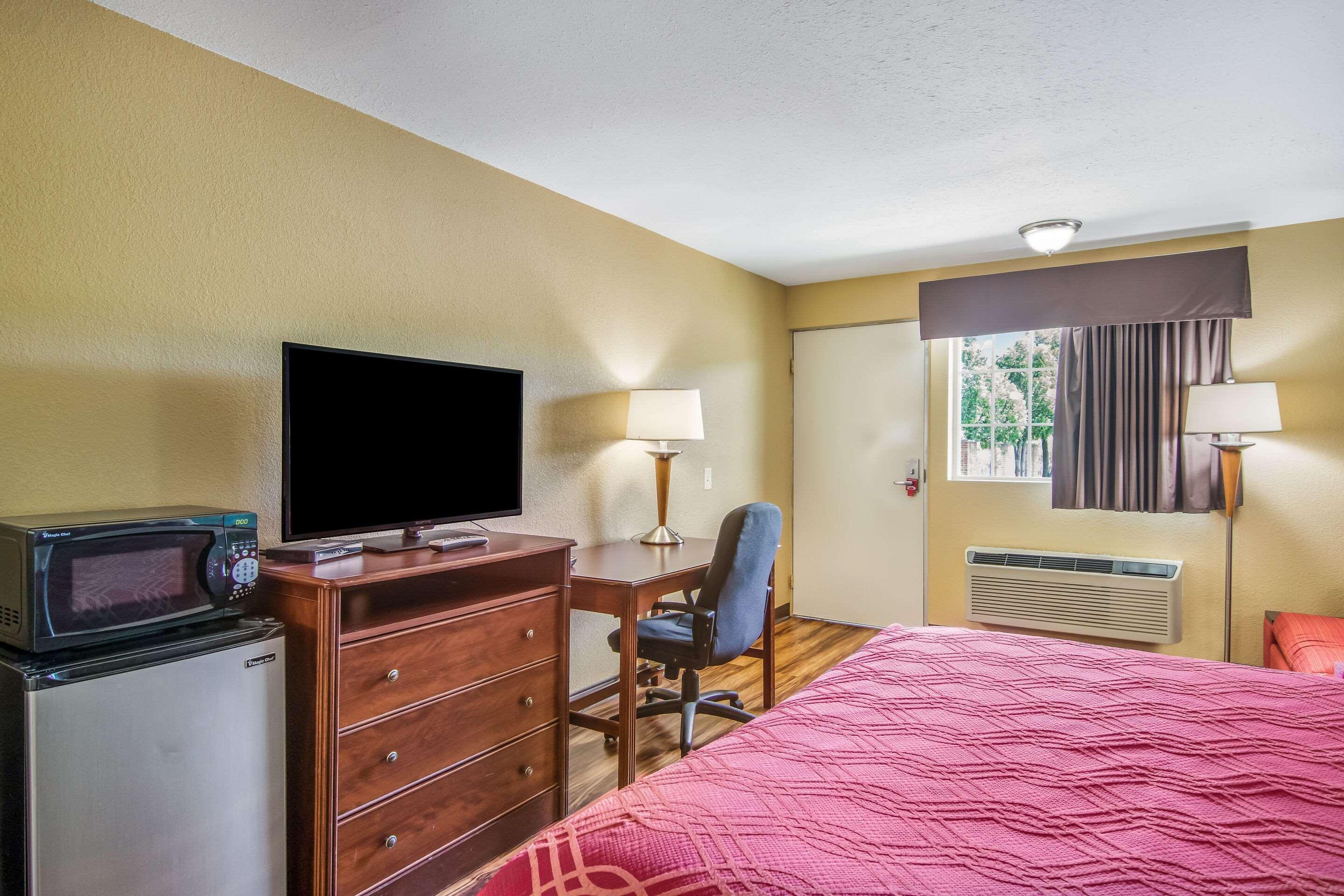 Econo Lodge Bradford — photo 3