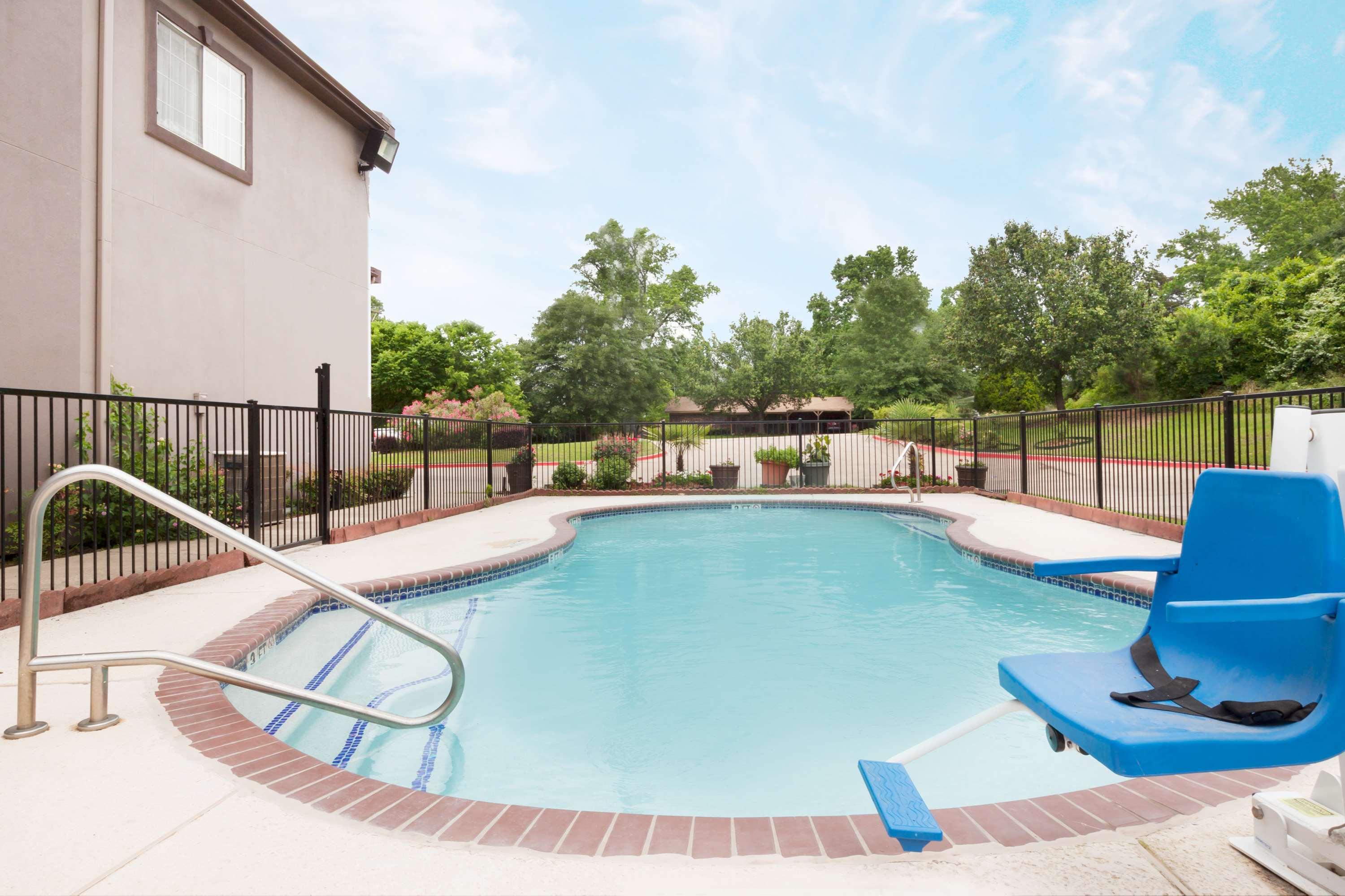 Super 8 by Wyndham Huntsville — photo 3
