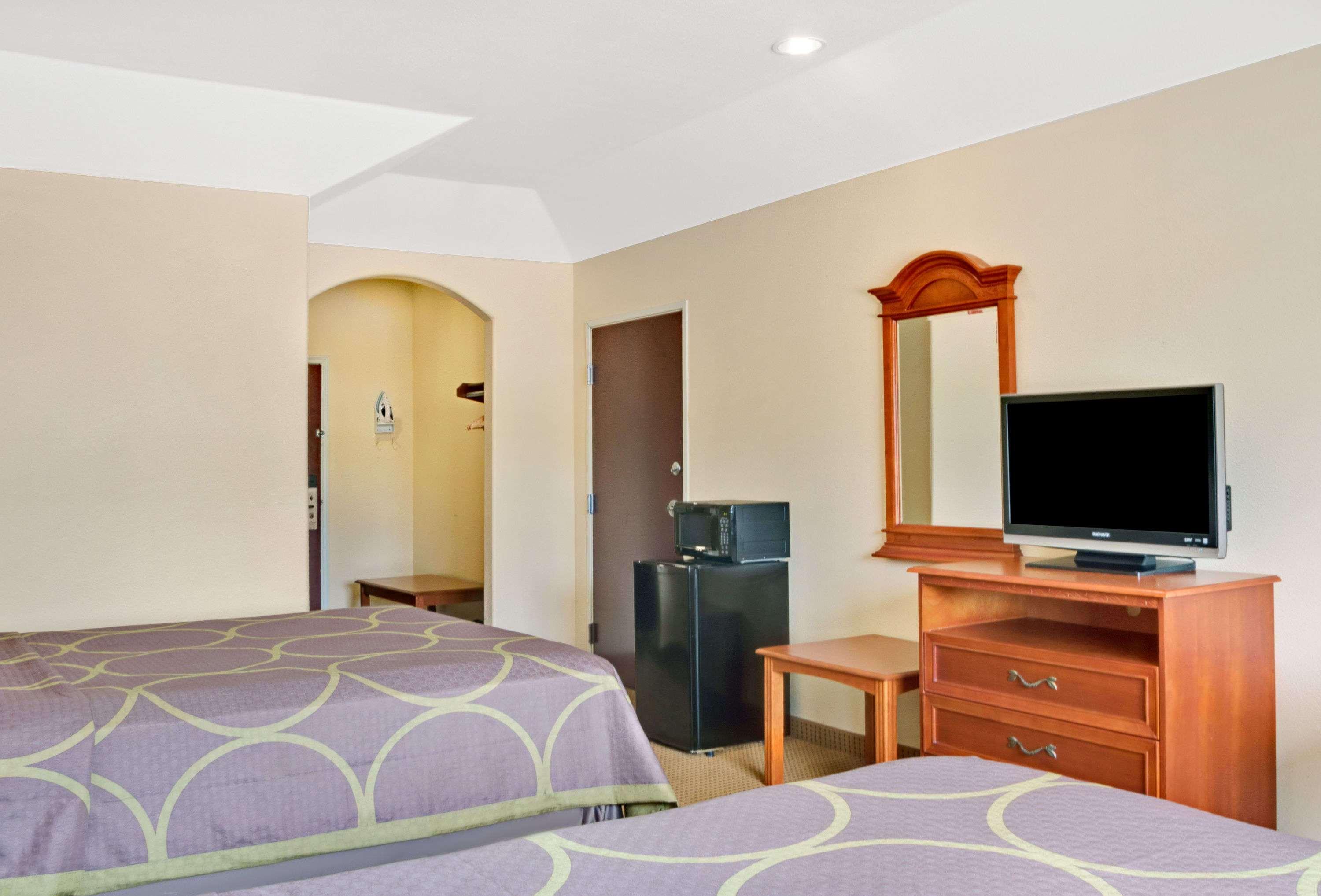 Super 8 by Wyndham Conroe — photo 5