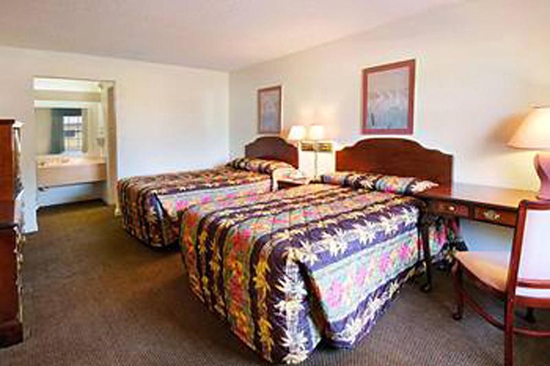 Howard Johnson by Wyndham Lake Front Park Kissimmee — photo 4