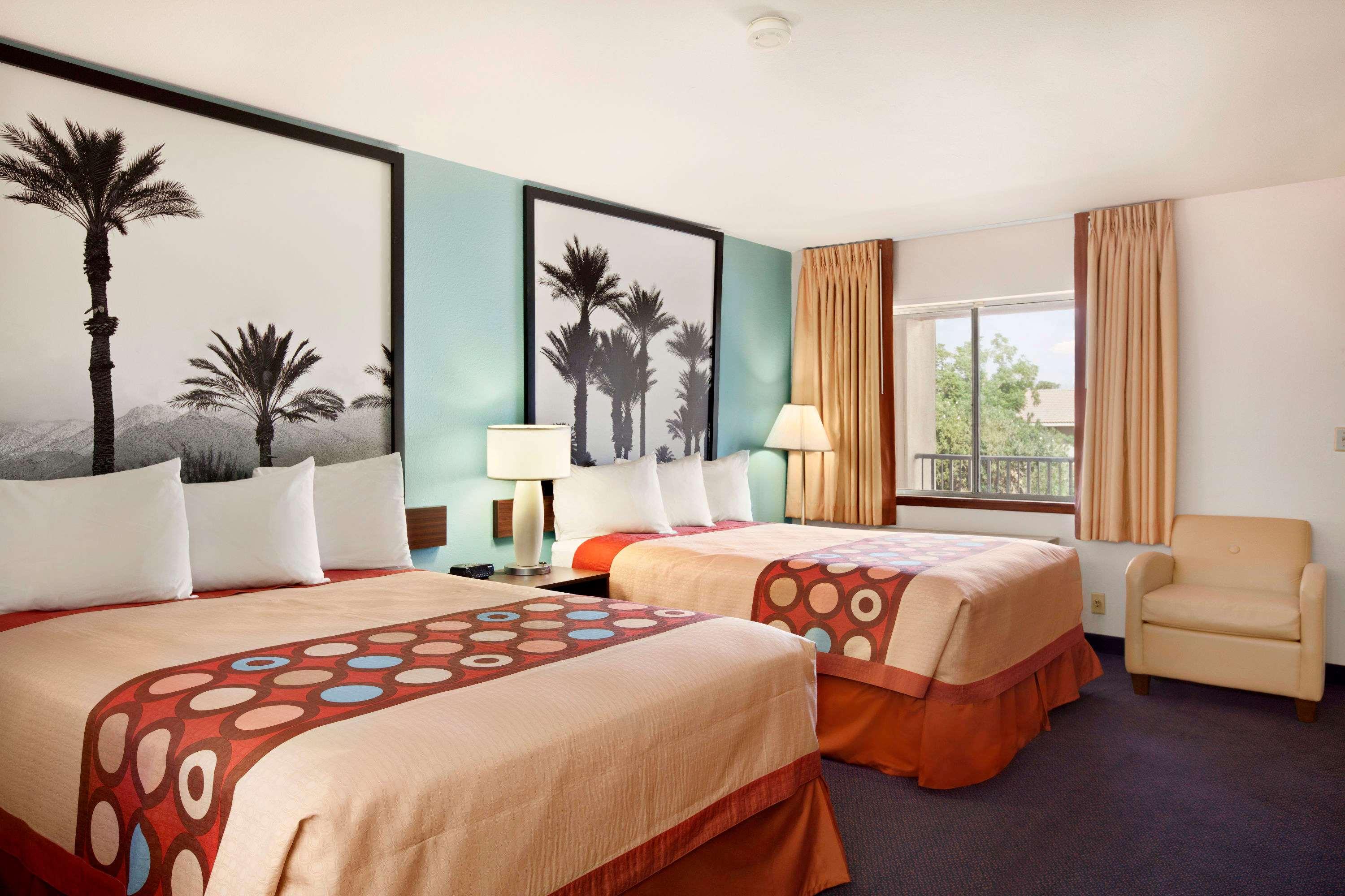 Super 8 by Wyndham Indio — photo 4