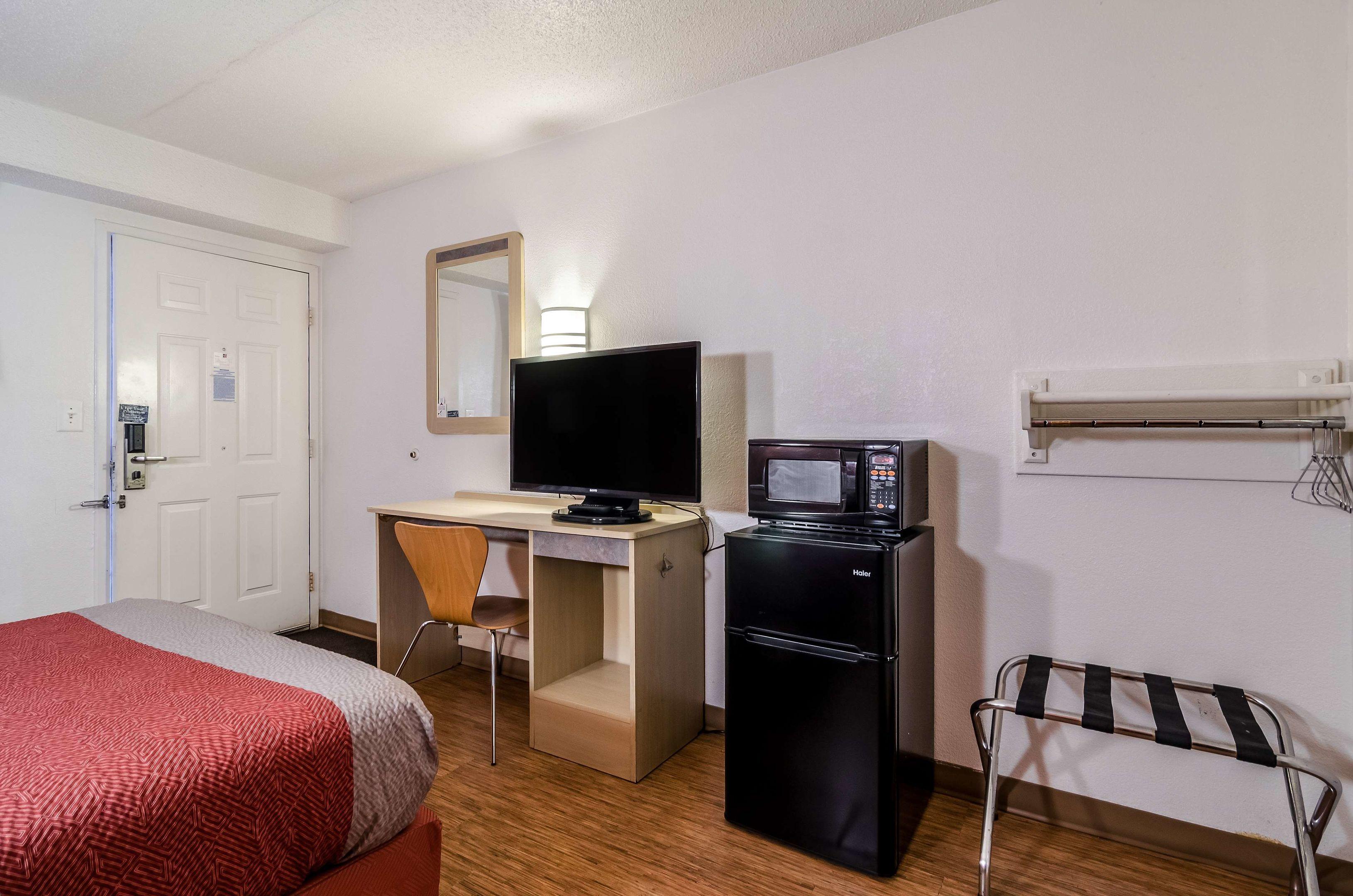Motel 6 Detroit East Warren — photo 4