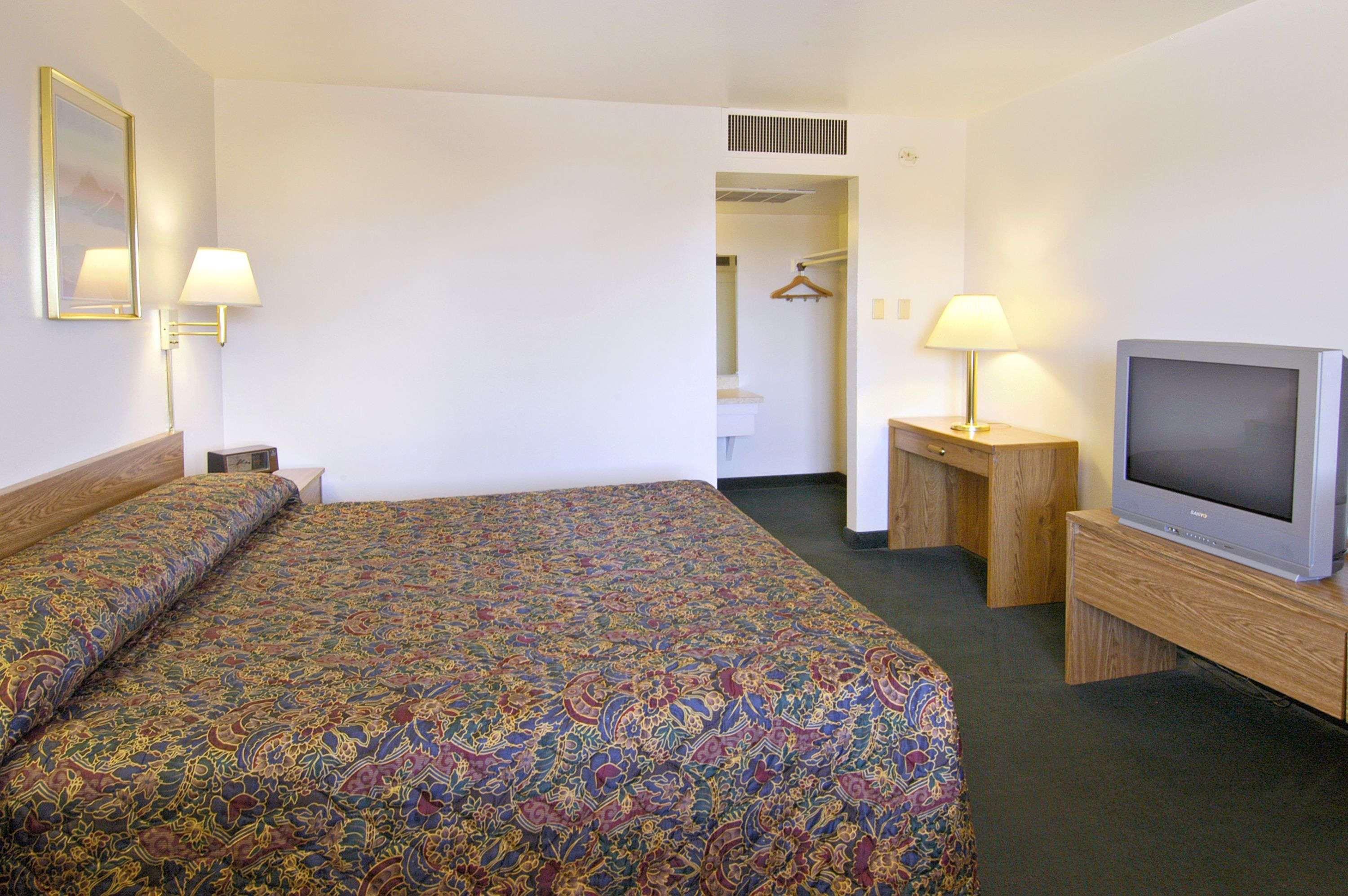 Super 8 by Wyndham Vernon — photo 4