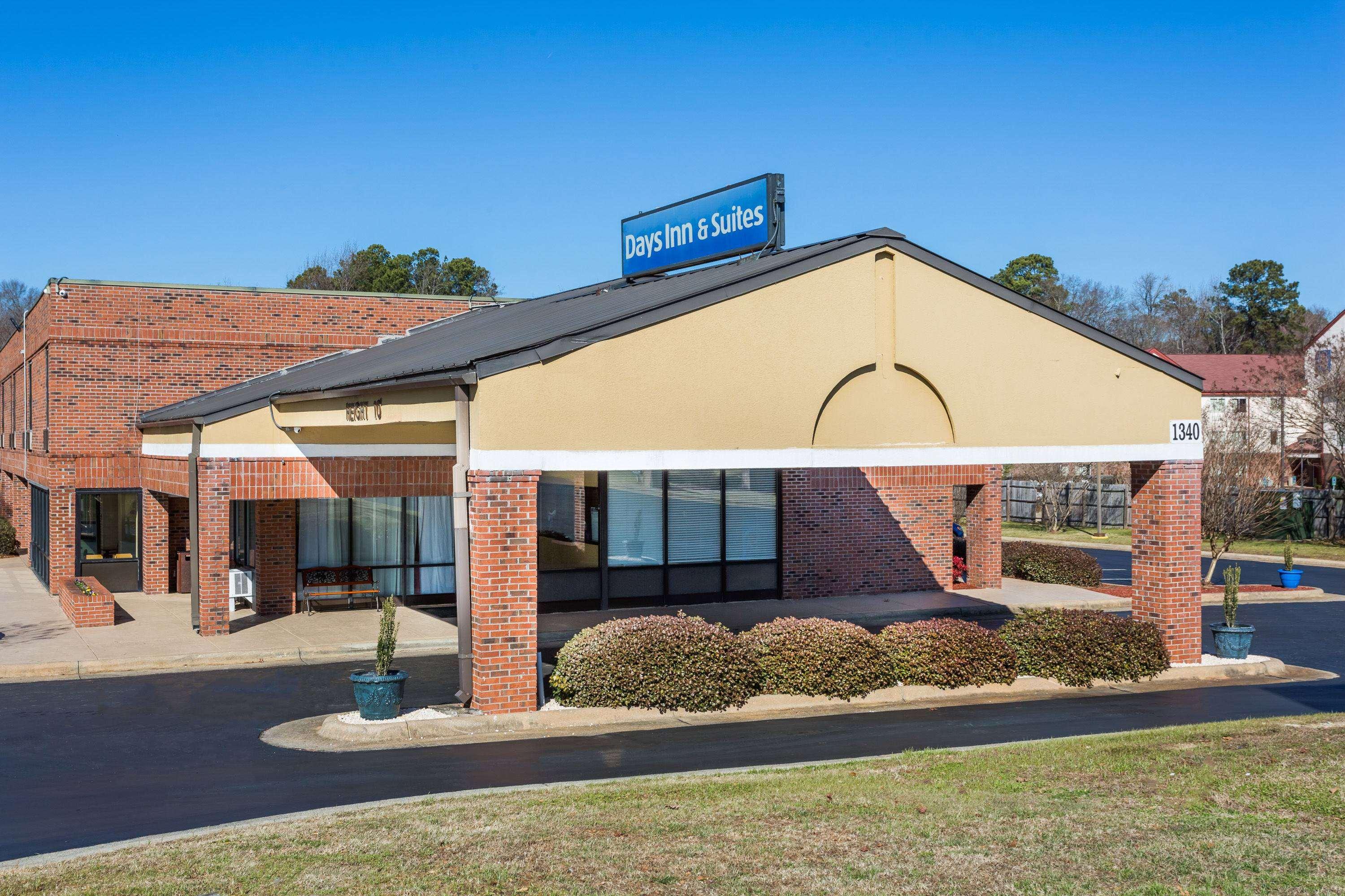 Days Inn & Suites by Wyndham Rocky Mount Golden East