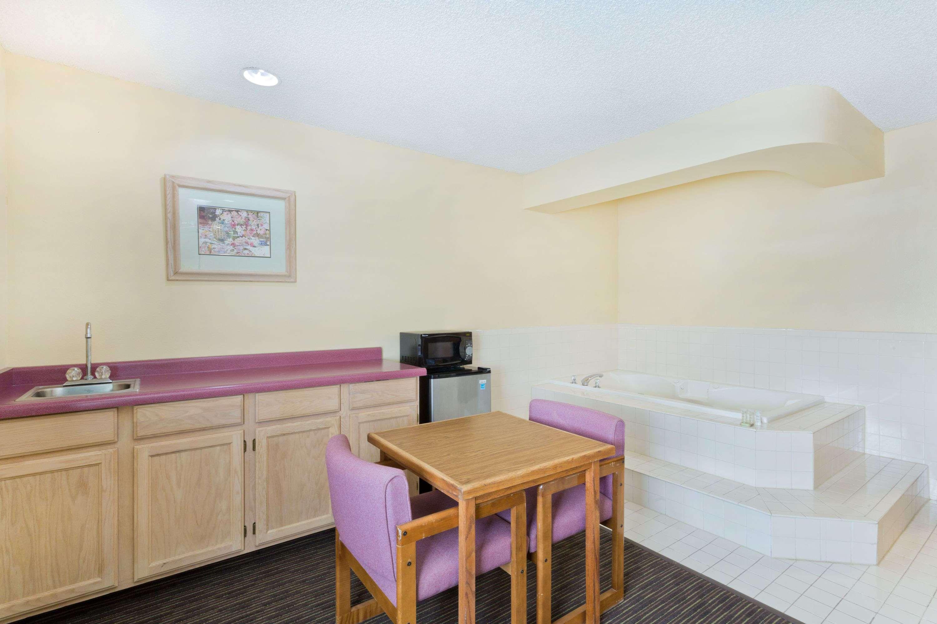 Super 8 by Wyndham Richfield UT — photo 3
