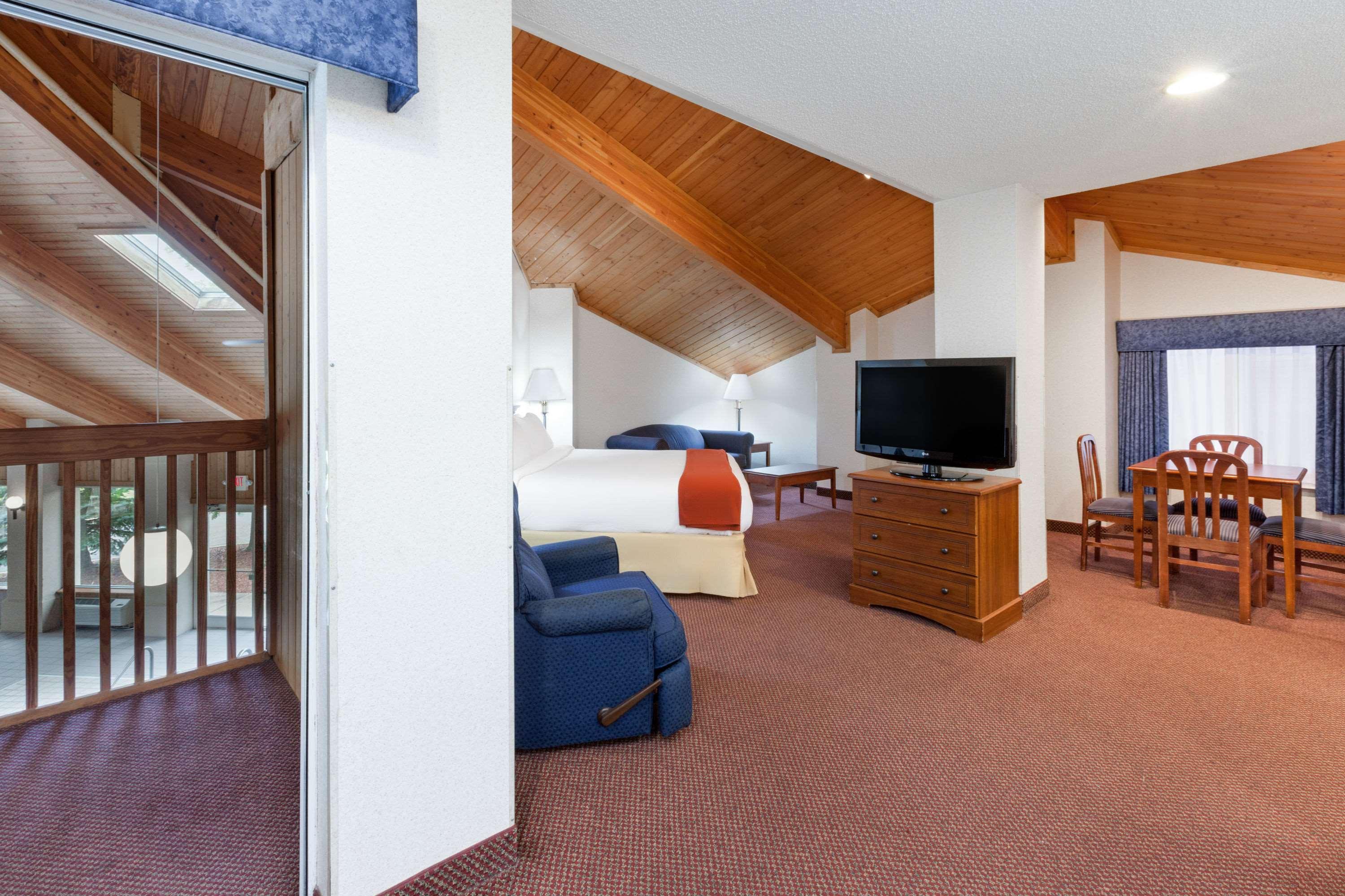 Baymont Inn & Suites Howell/Brighton — photo 4