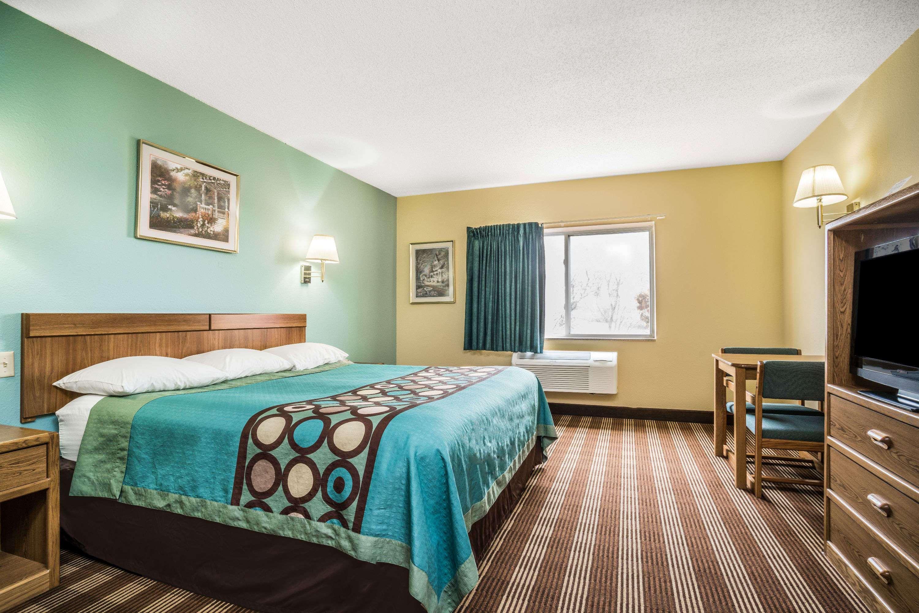 Super 8 by Wyndham Osseo WI — photo 4