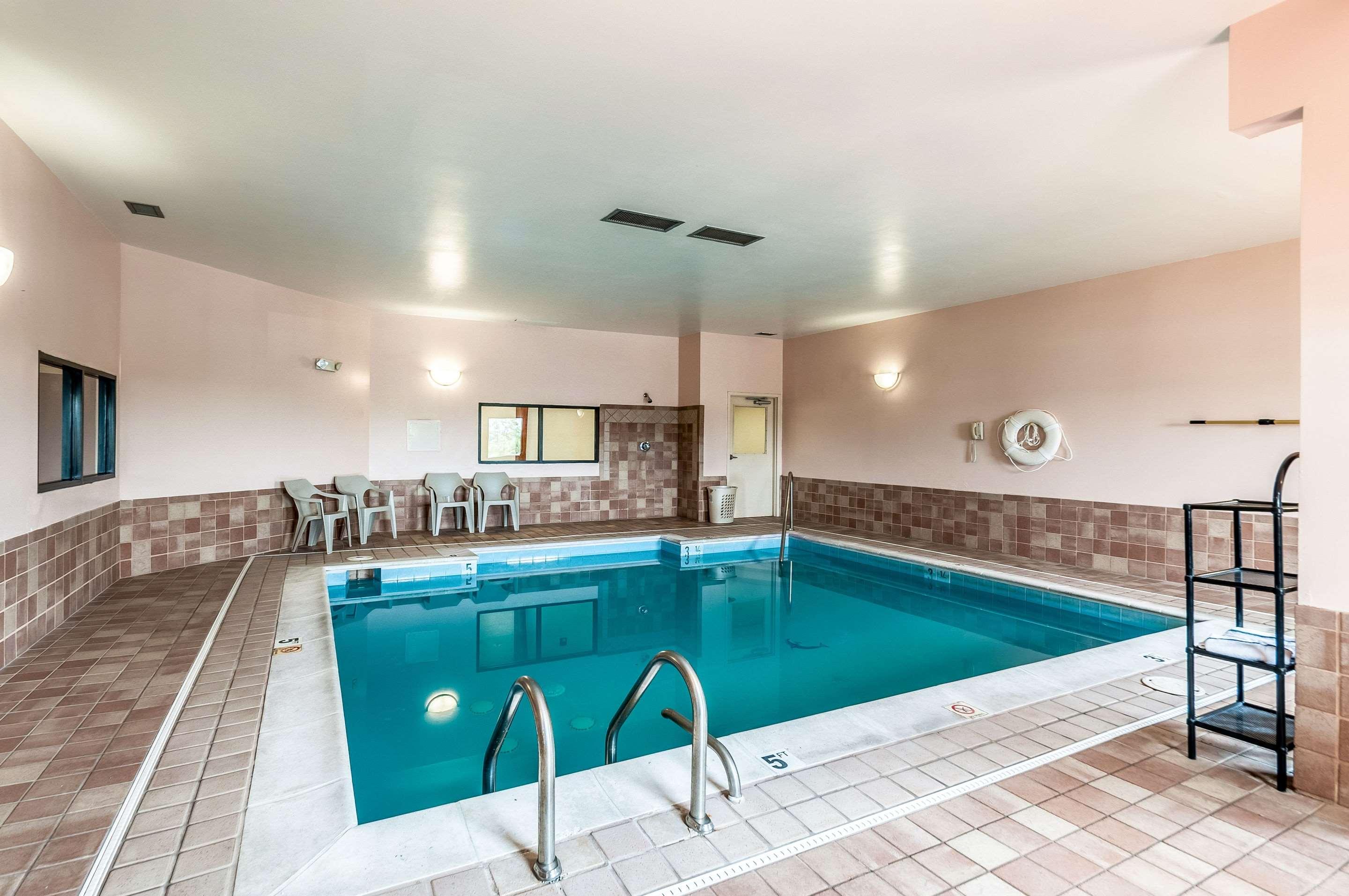 Econo Lodge Inn & Suites — photo 4