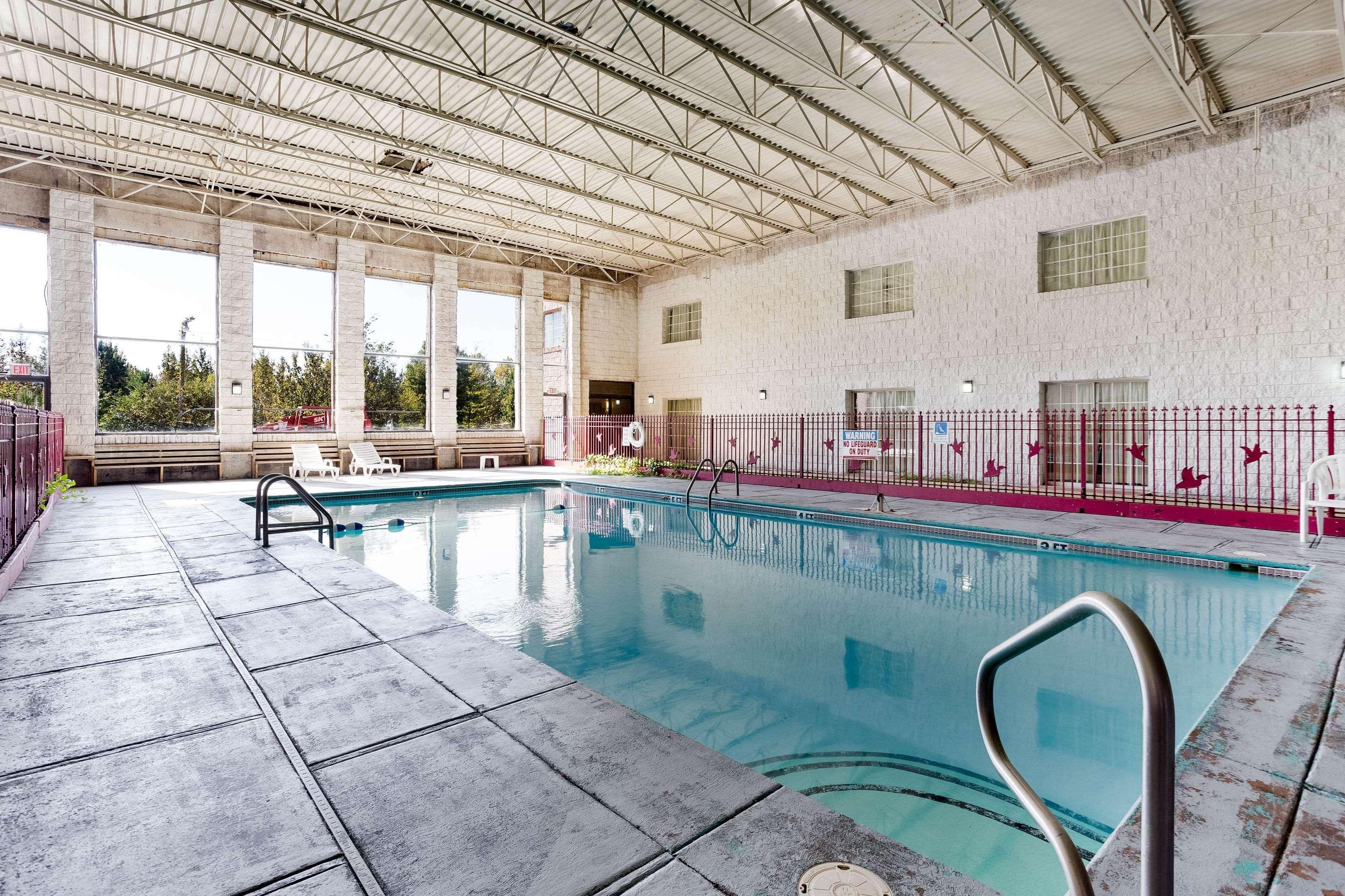 Econo Lodge Inn & Suites — photo 3