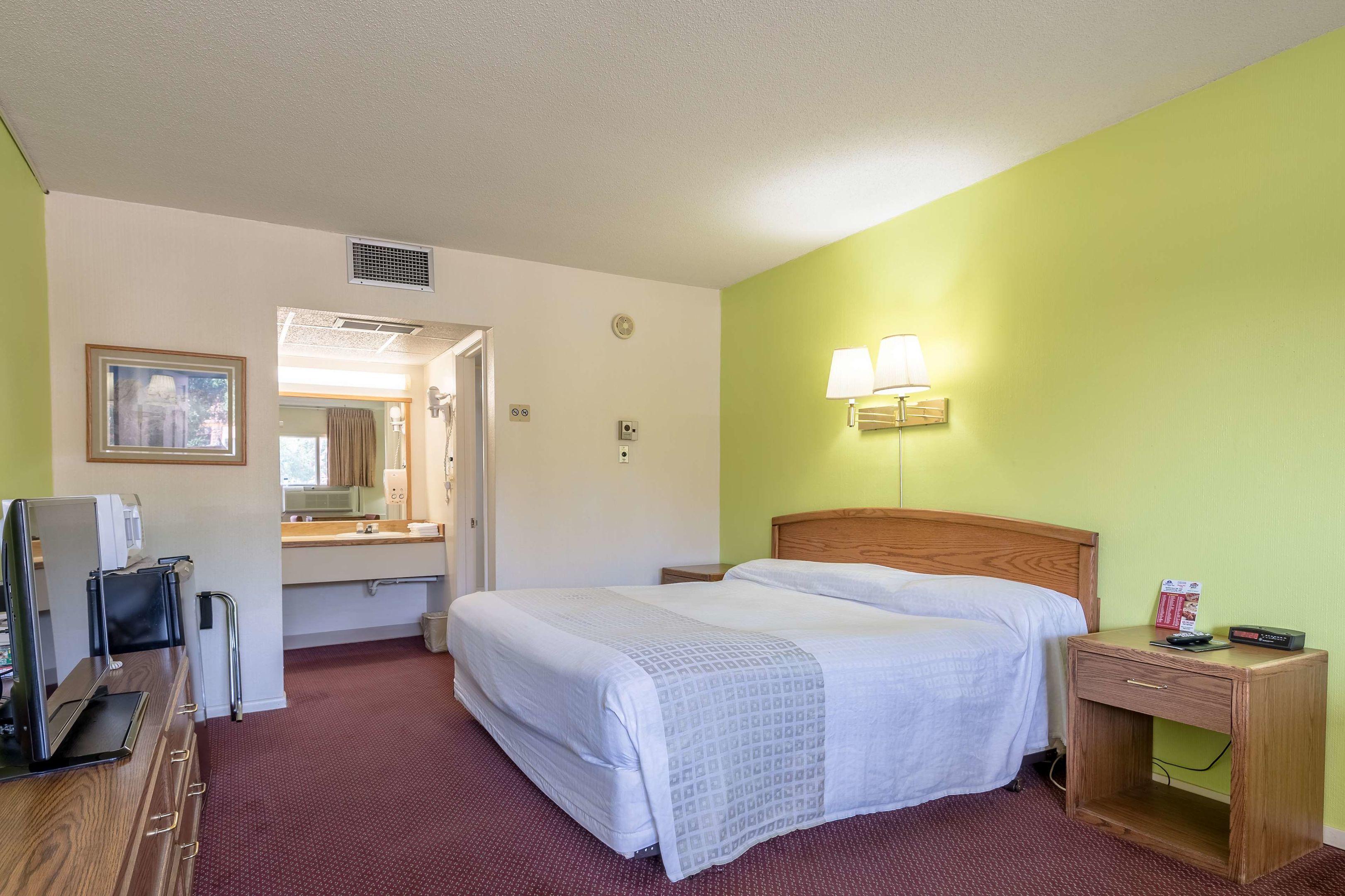 Americas Best Value Inn by the River Hot Springs — photo 5