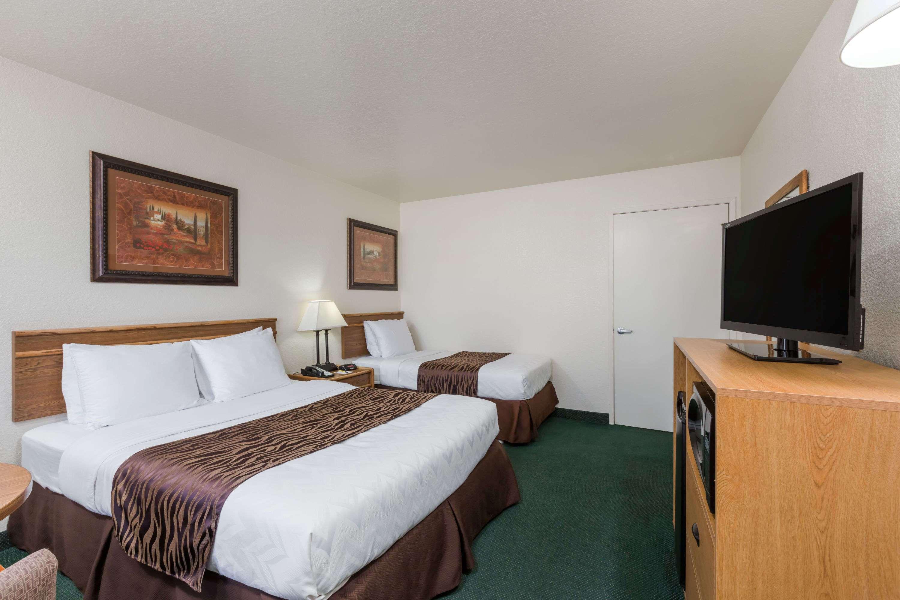 Super 8 by Wyndham Fort Bragg — photo 4