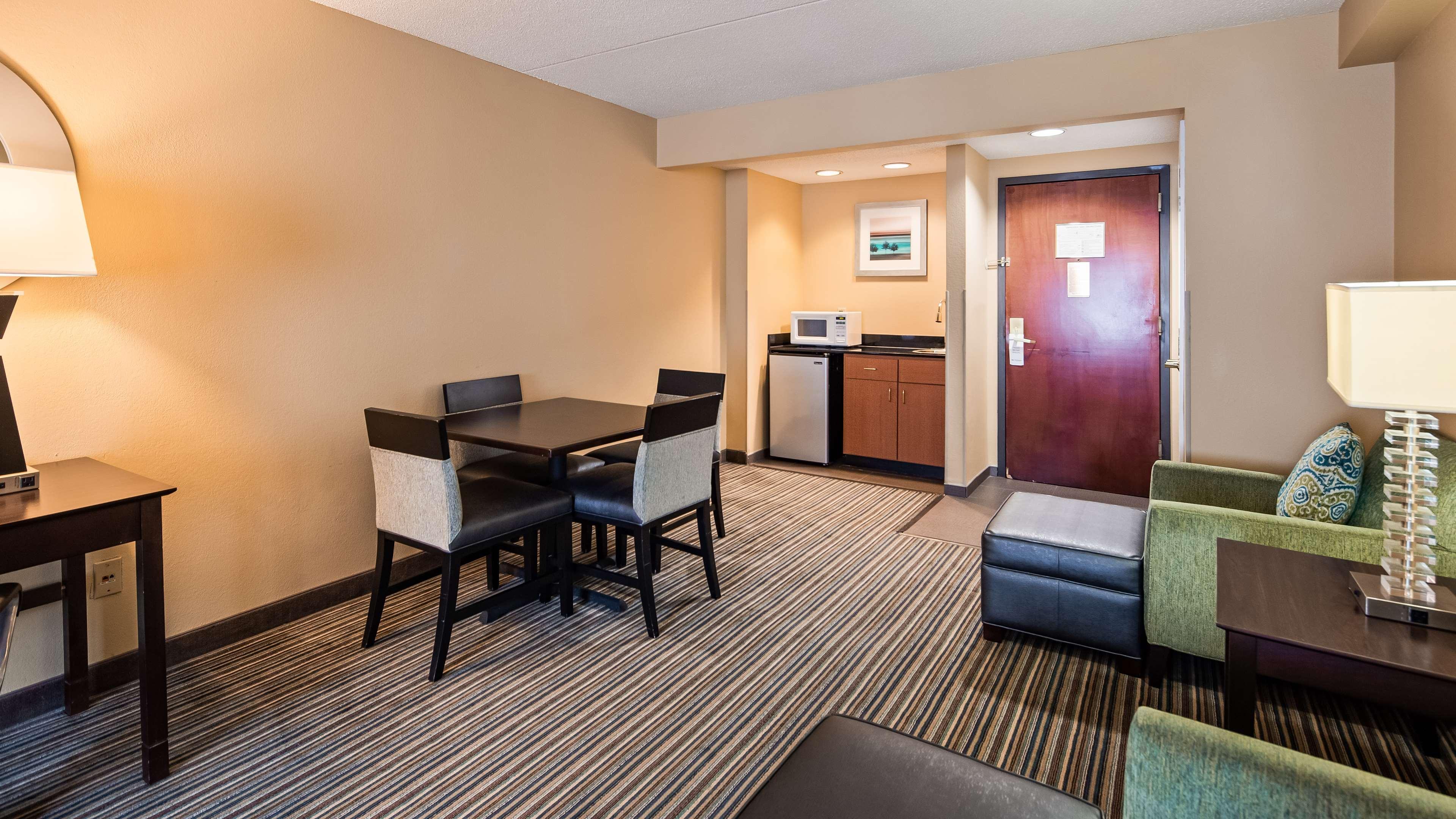 Best Western Plus Harrisburg East Inn & Suites — photo 4