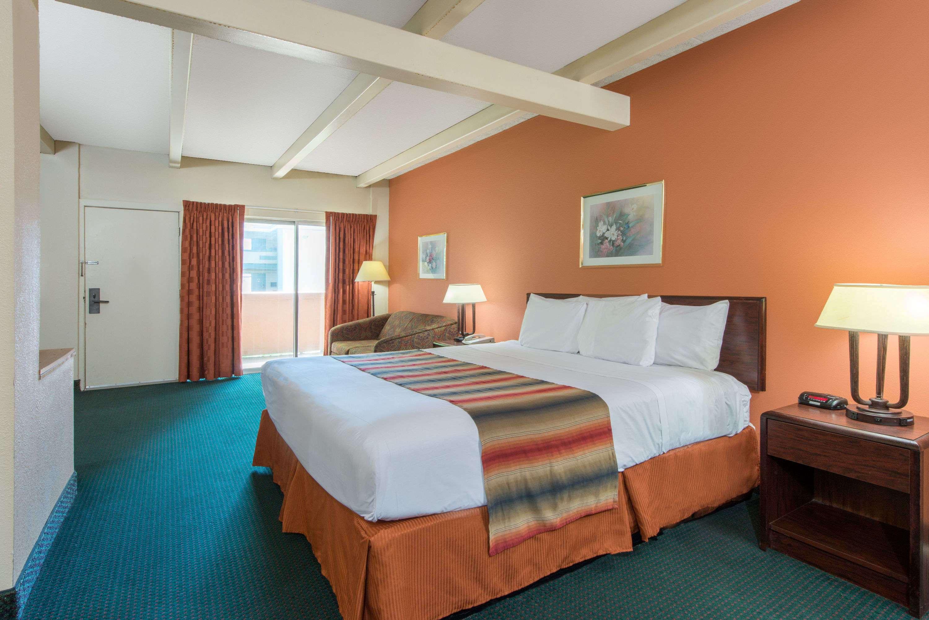 Days Inn by Wyndham St. Louis North — photo 4