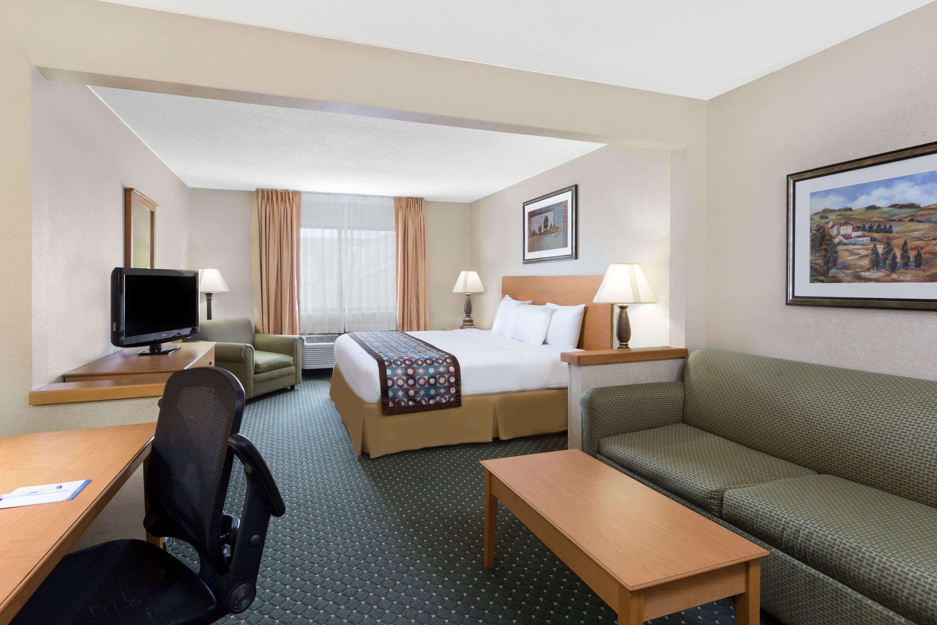 Baymont Inn & Suites Waterloo — photo 3