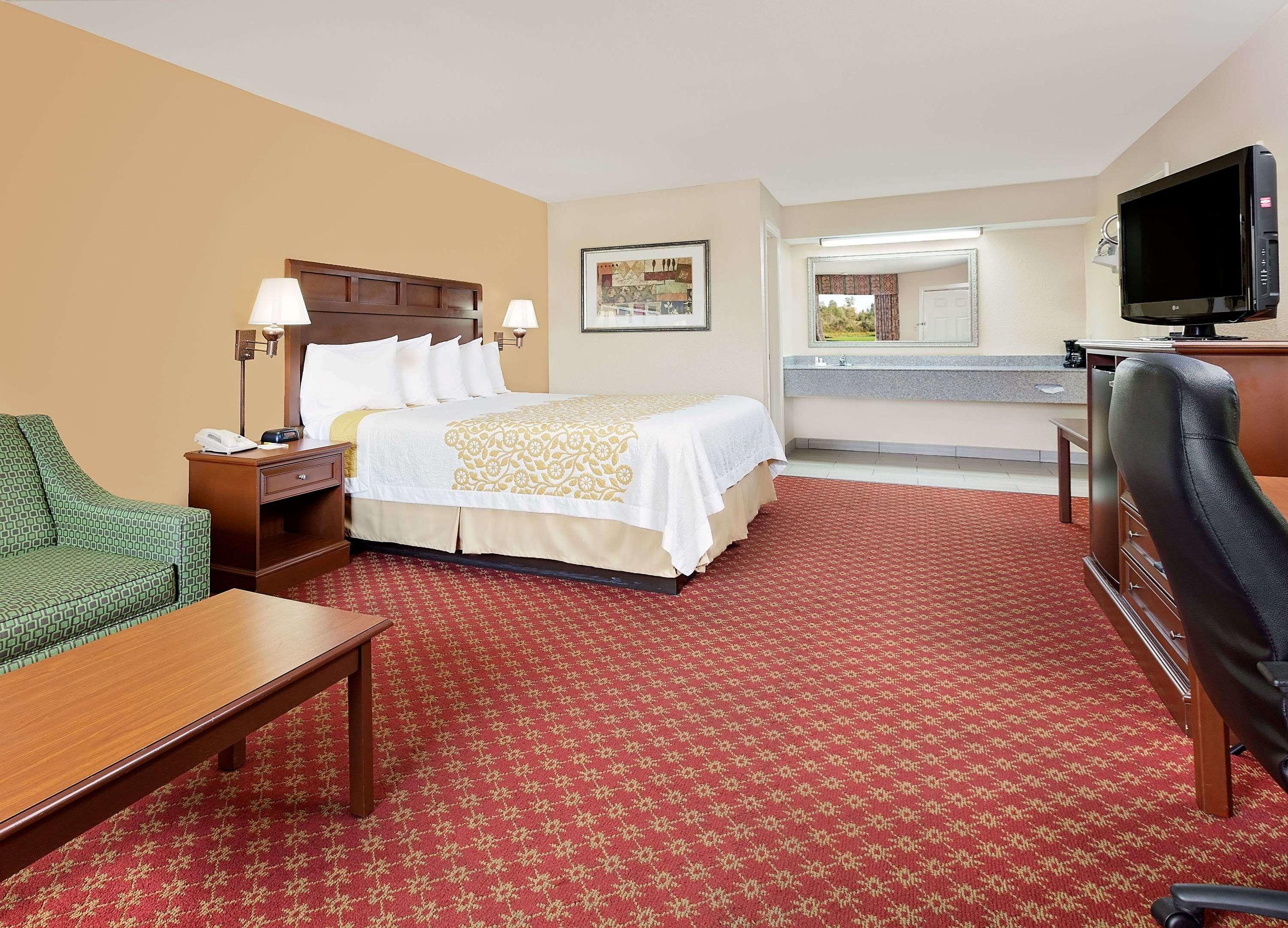Days Inn By Wyndham Paris — photo 4