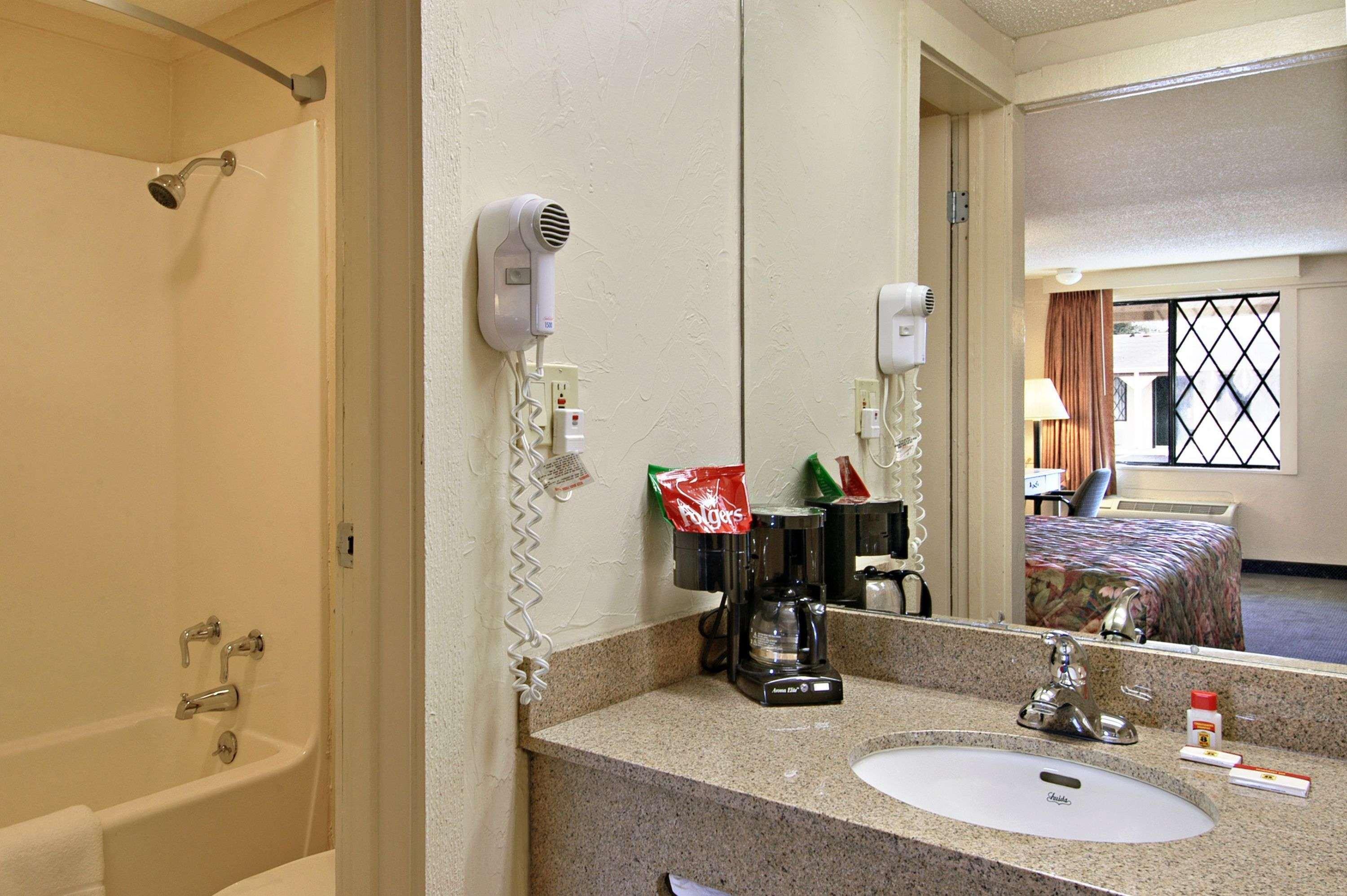 Super 8 by Wyndham Lantana West Palm Beach — photo 5