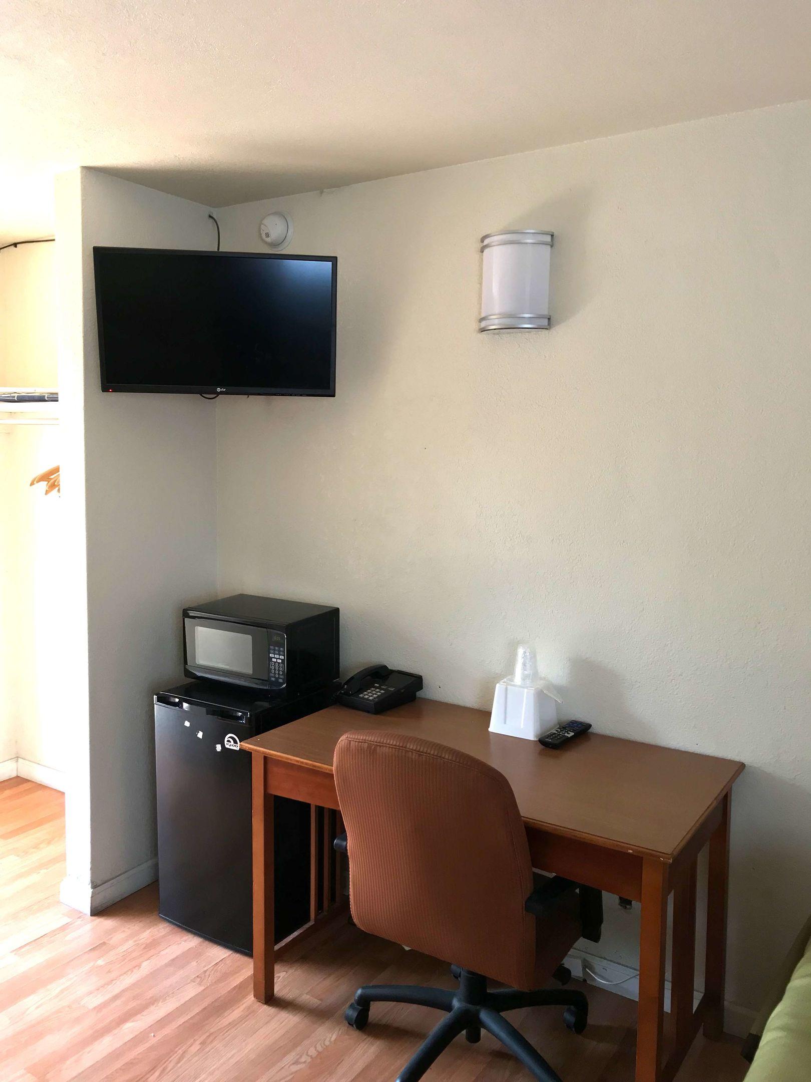 Americas Best Value Inn Visalia — photo 5