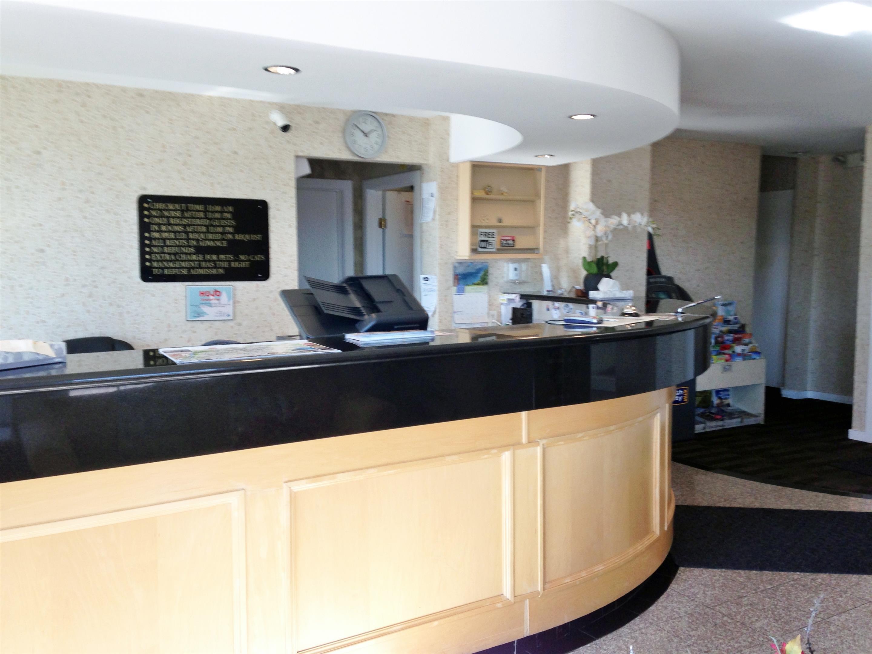 Canadas Best Value Inn Chinook Station — photo 5
