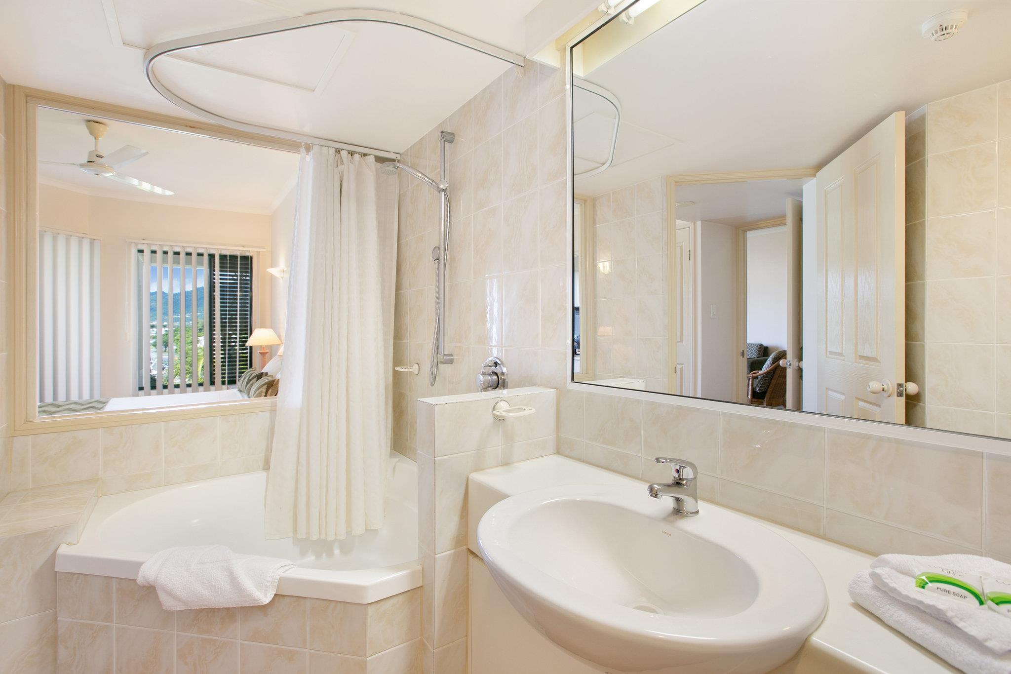 Tropic Towers Apartments — photo 4