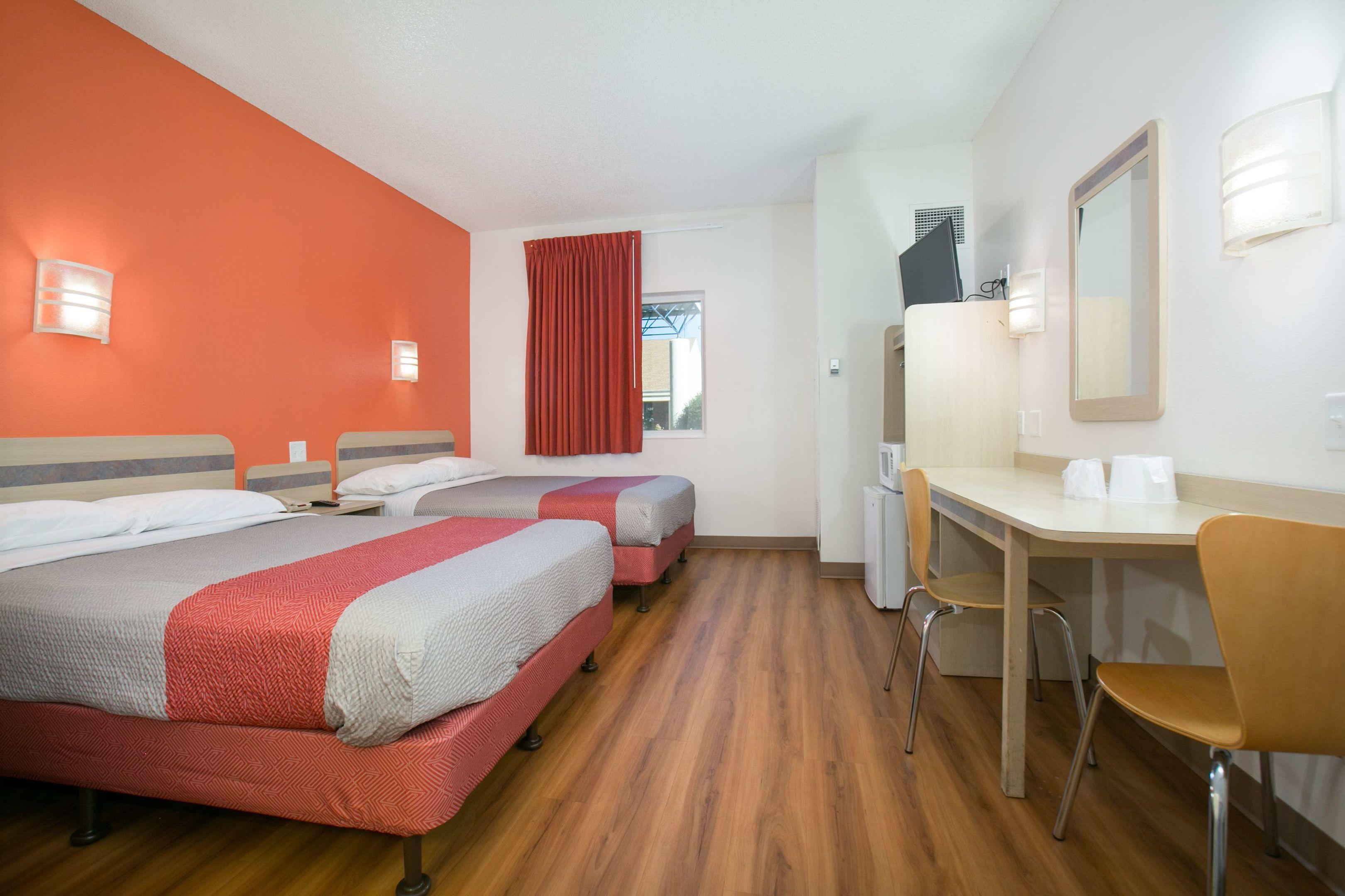 Motel 6 Minneapolis-Brooklyn Center — photo 5