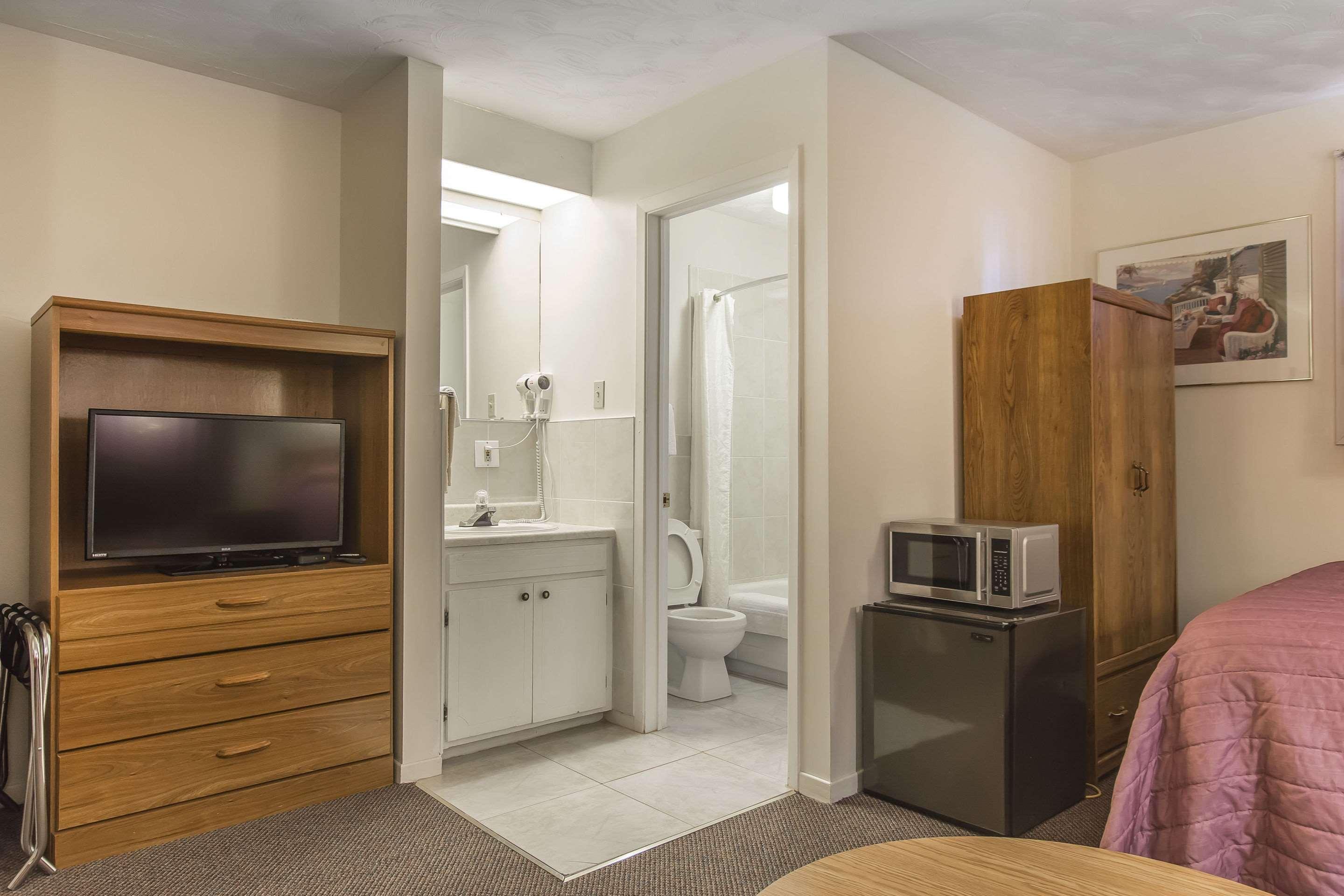 Econo Lodge & Suites — photo 5