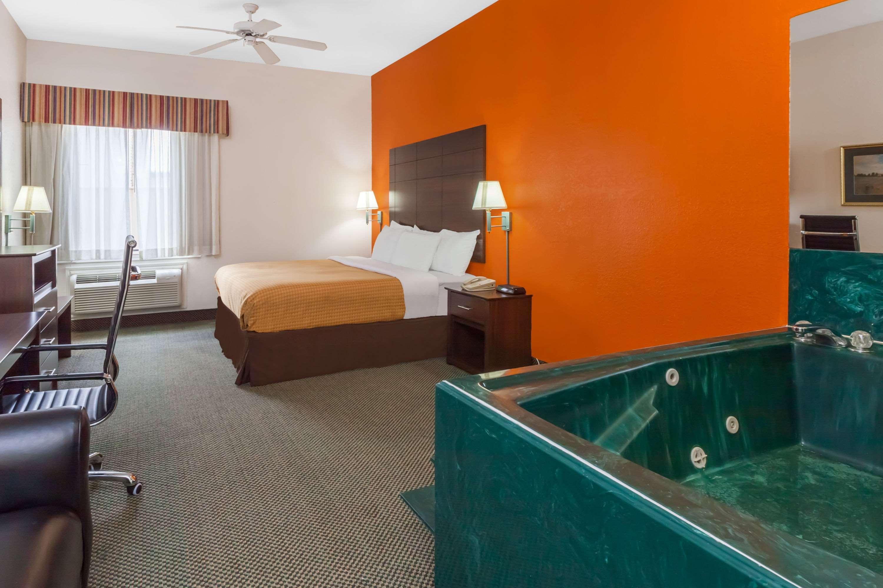 Days Inn & Suites Pasadena — photo 4