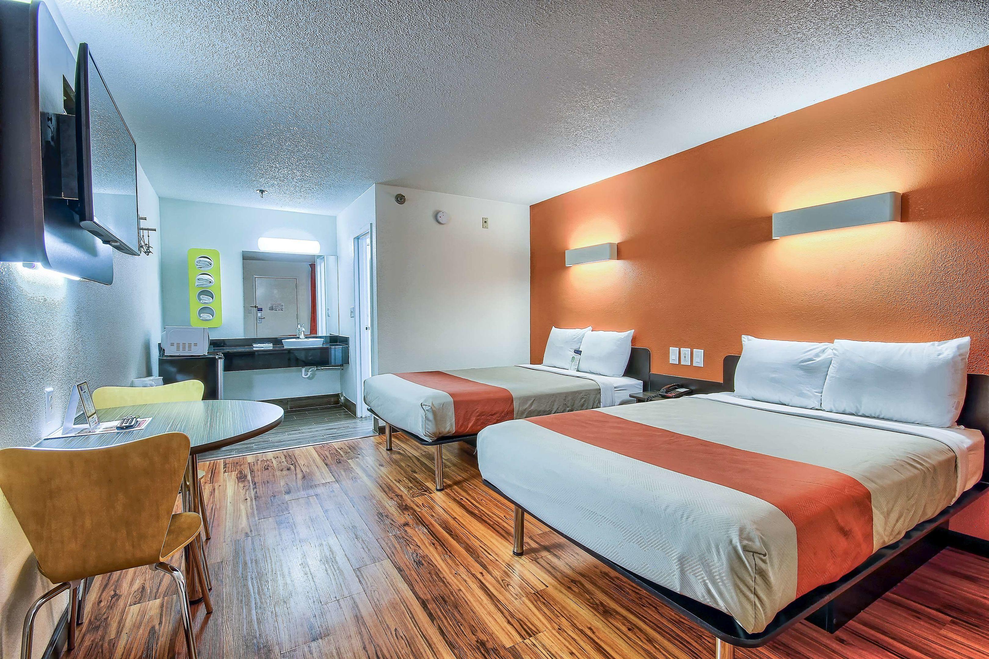 Motel 6 Columbus West — photo 4