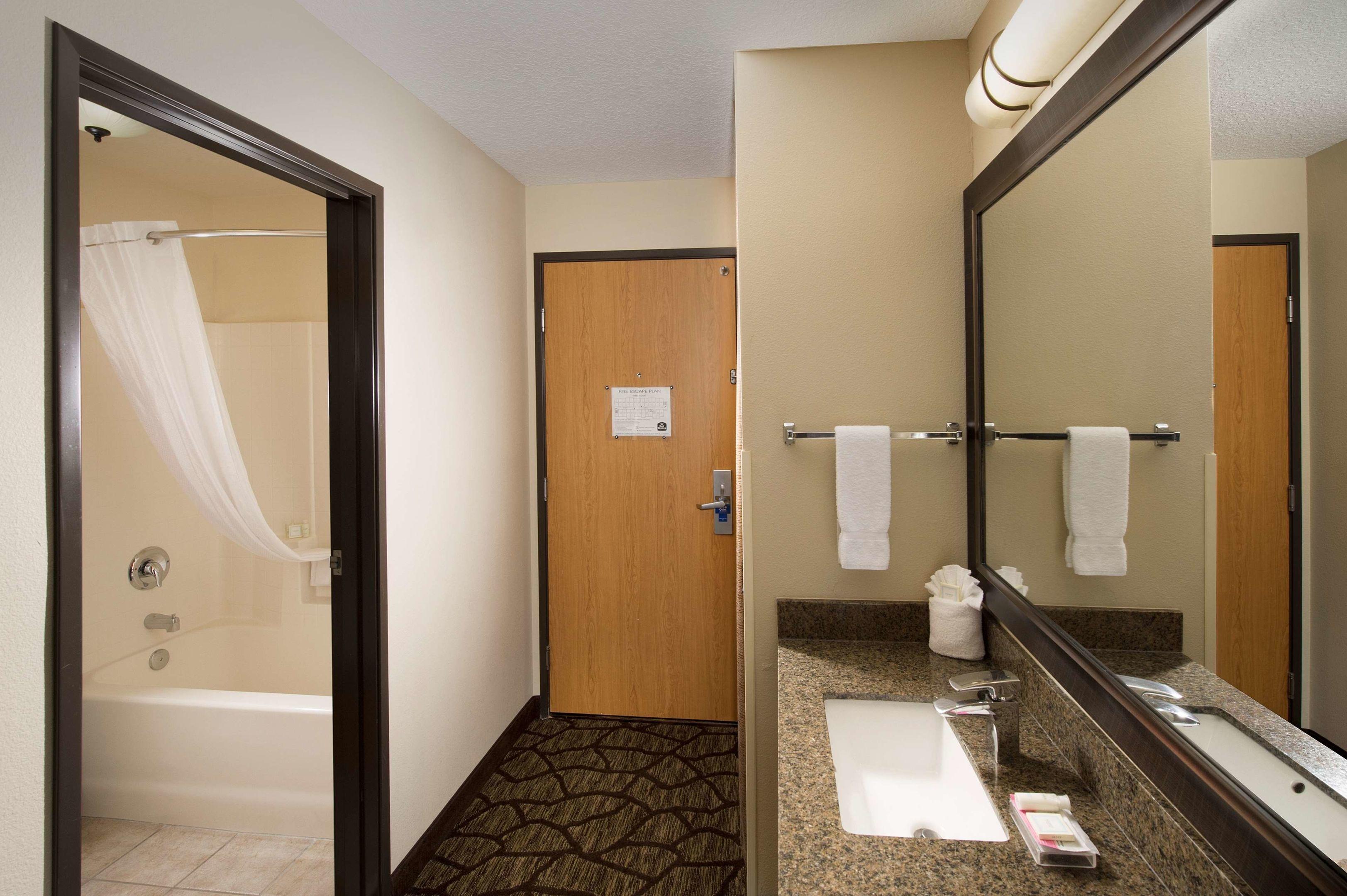 Best Western Plus Vancouver Mall Dr. Hotel & Suites — photo 5