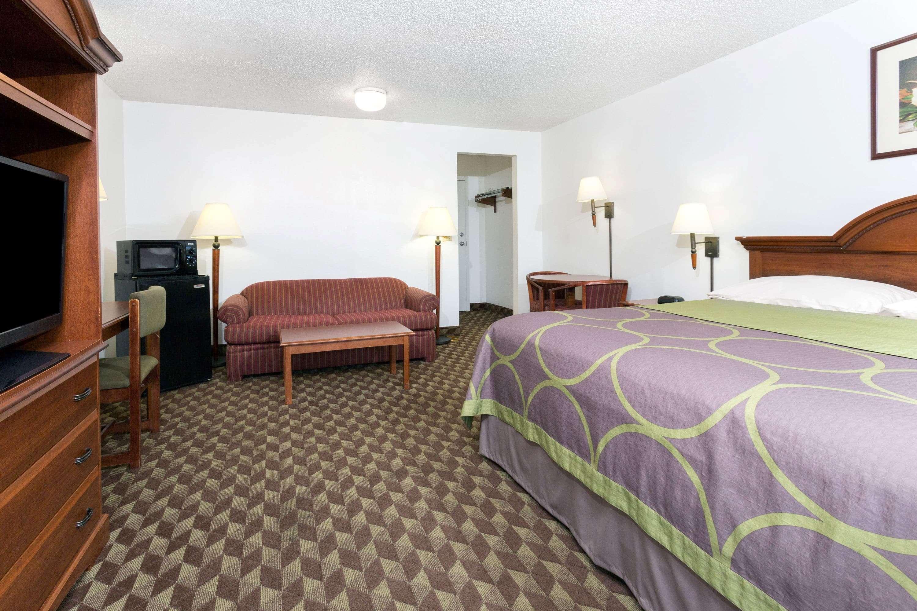 Super 8 by Wyndham Riviera Beach West Palm Beach — photo 4