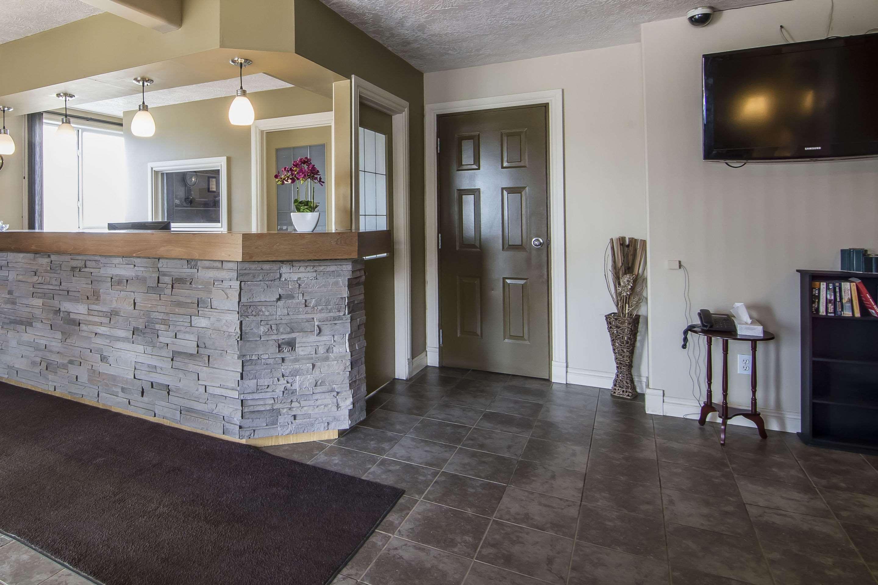Econo Lodge Inn & Suites — photo 5