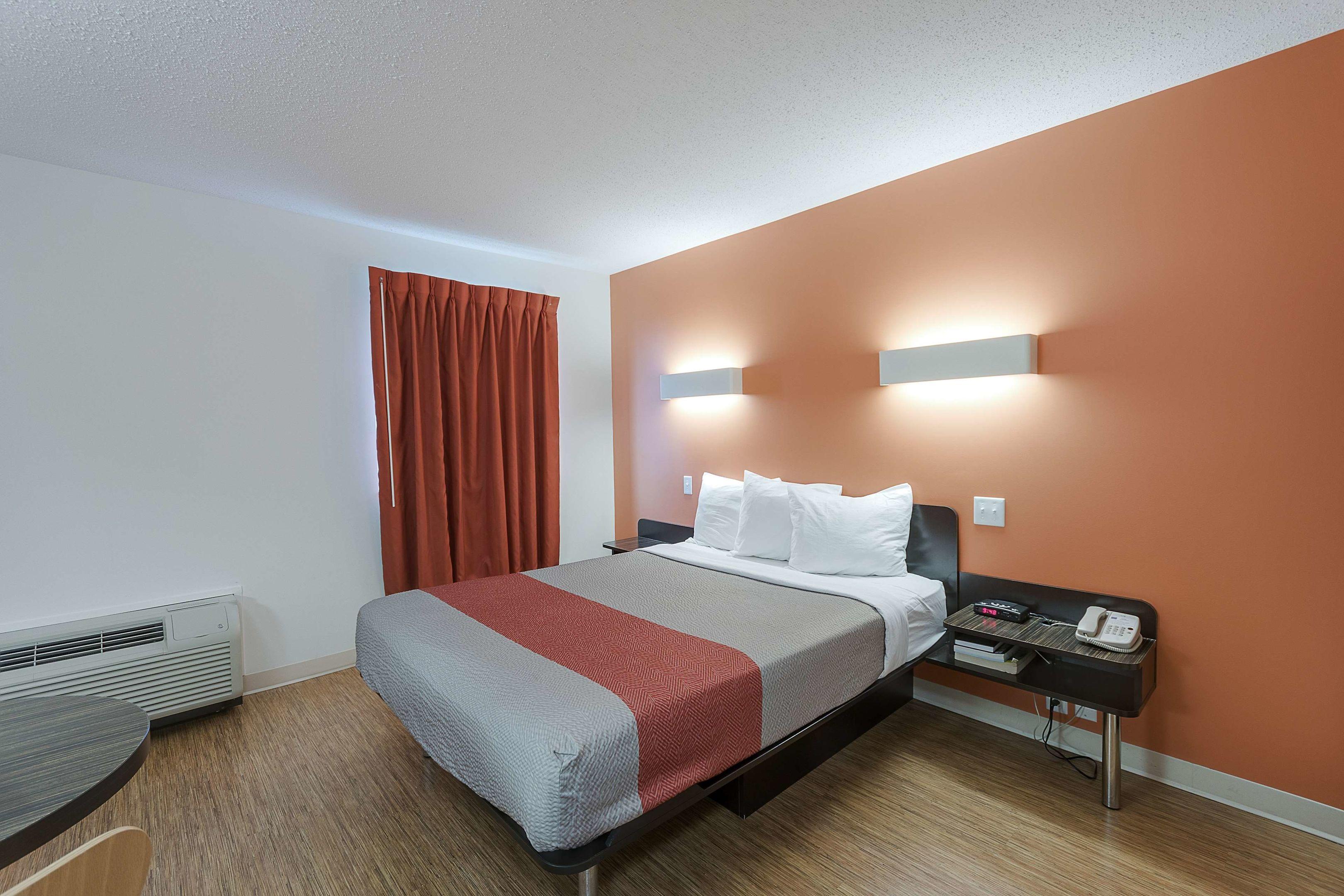 Motel 6 Brandon — photo 5