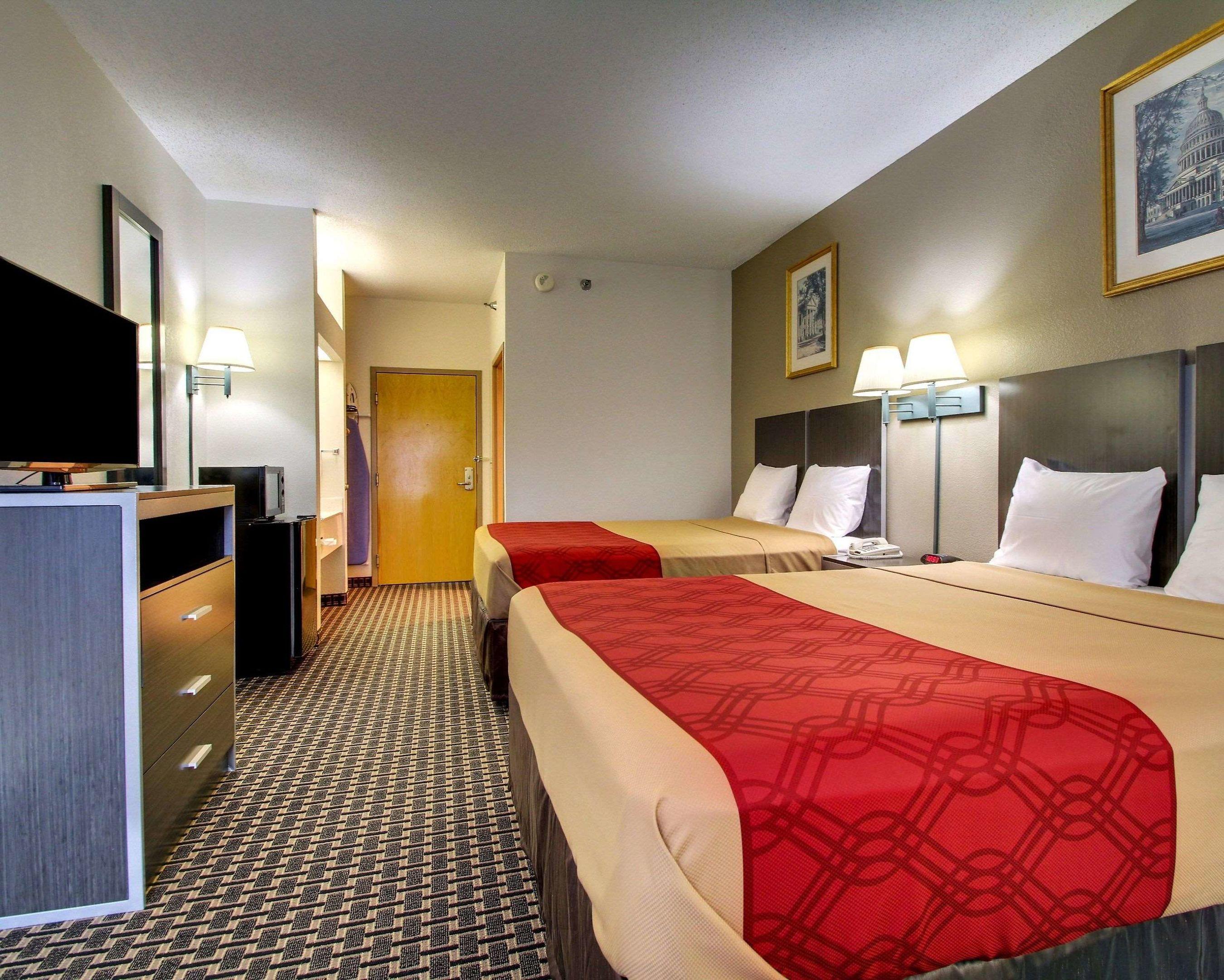 Econo Lodge Inn & Suites — photo 4