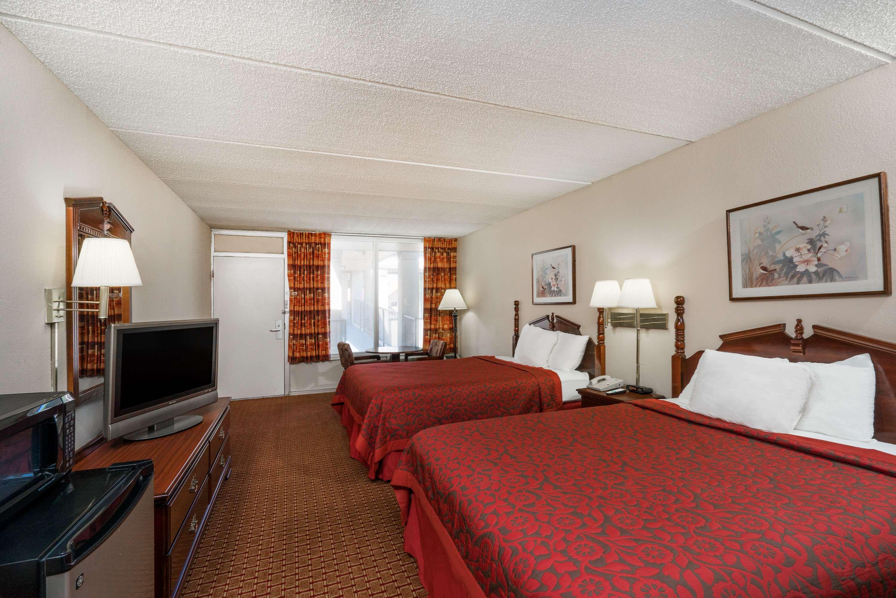 Days Inn by Wyndham Hurricane Mills — photo 5