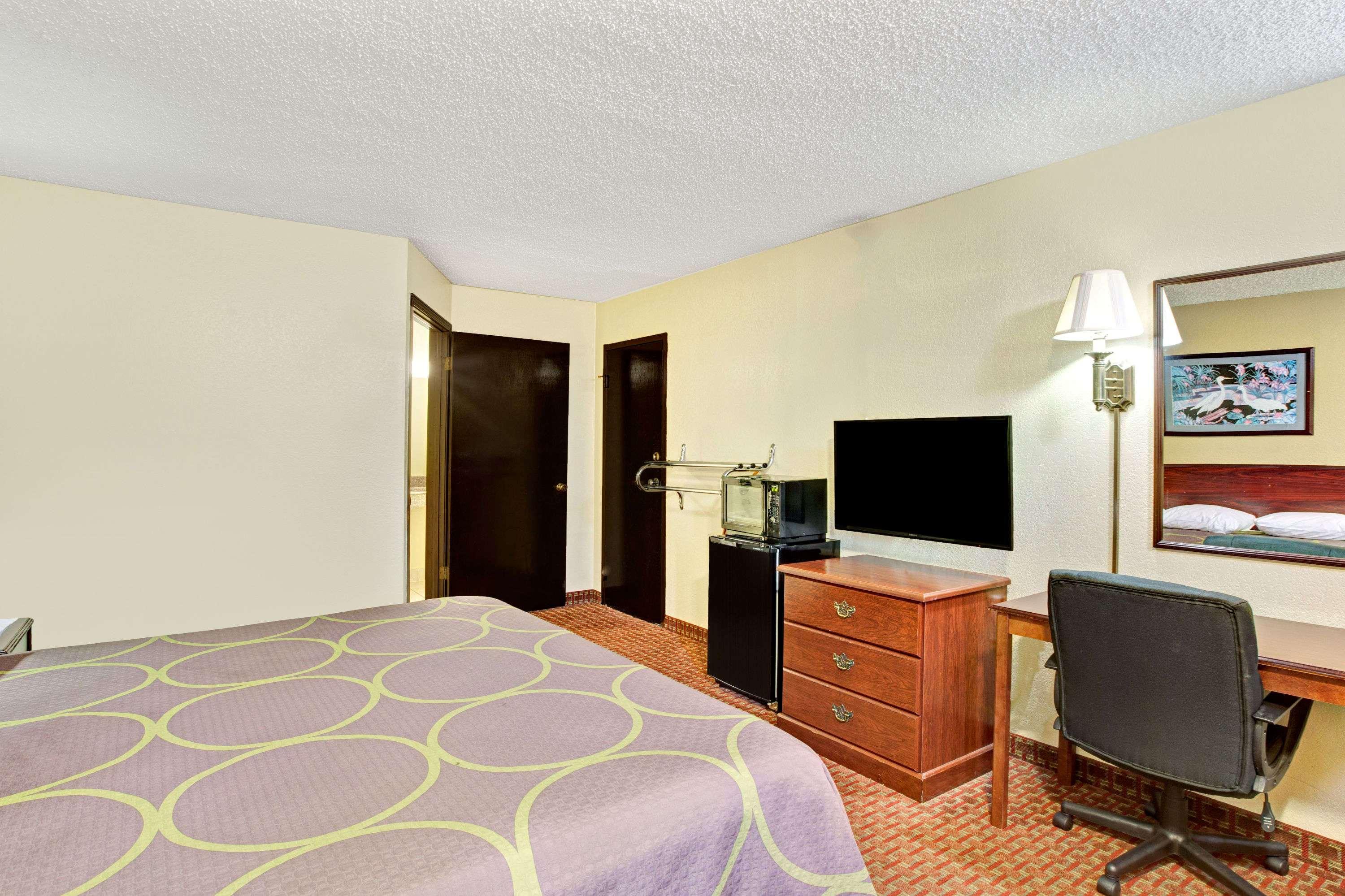 Super 8 by Wyndham Shawnee — photo 4