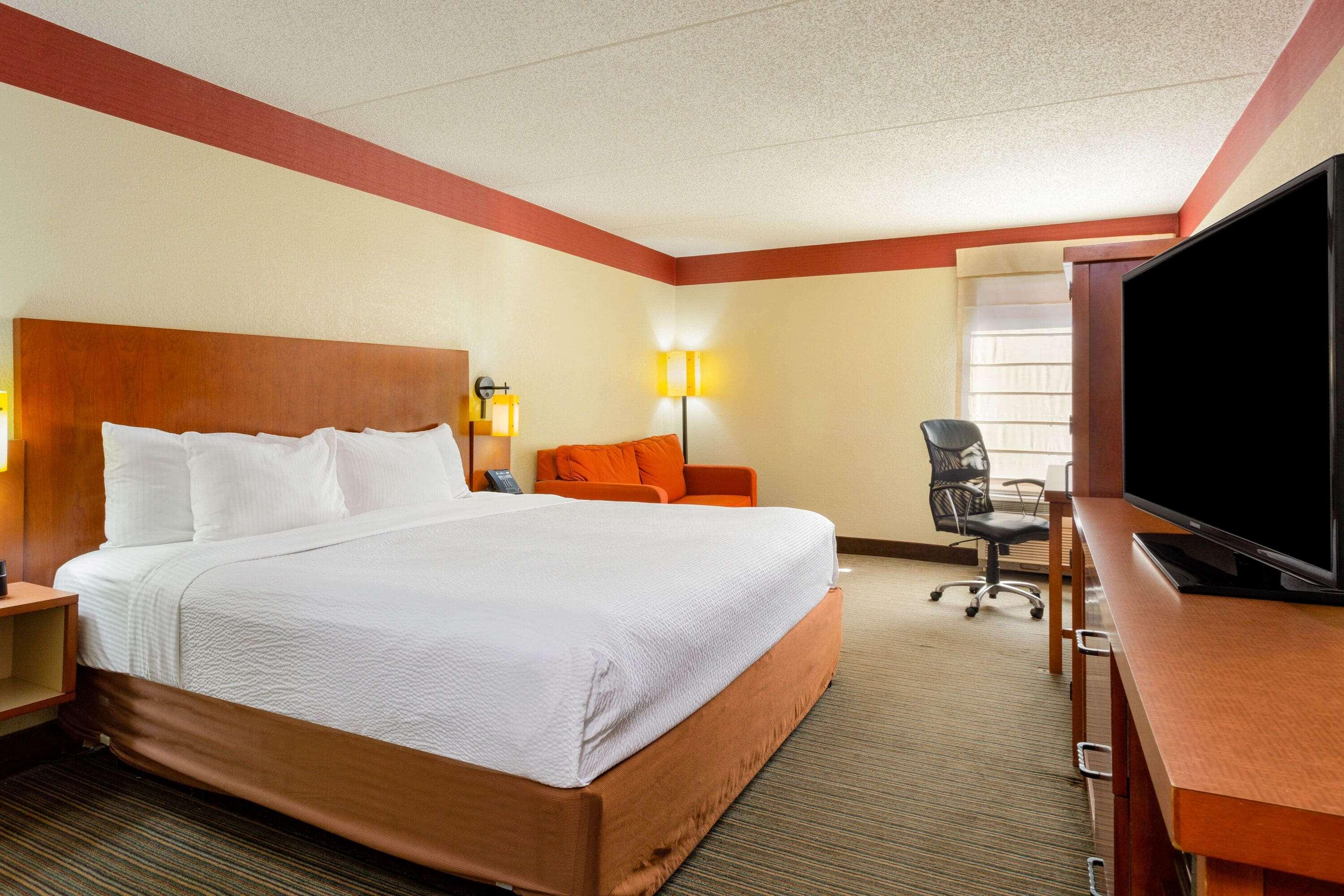 La Quinta Inn & Suites Charlotte Airport North — photo 4