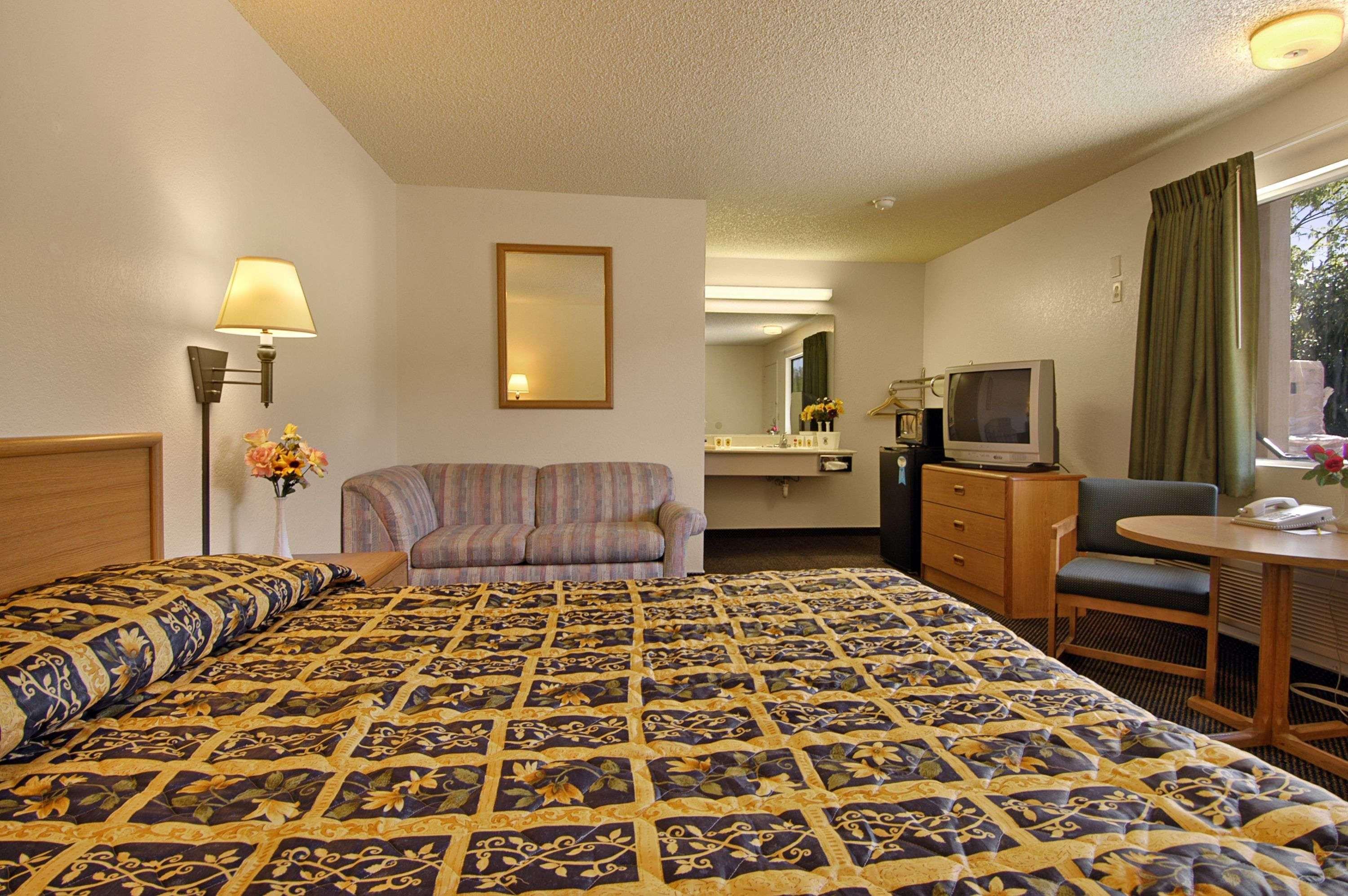 Super 8 by Wyndham Red Bluff — photo 3
