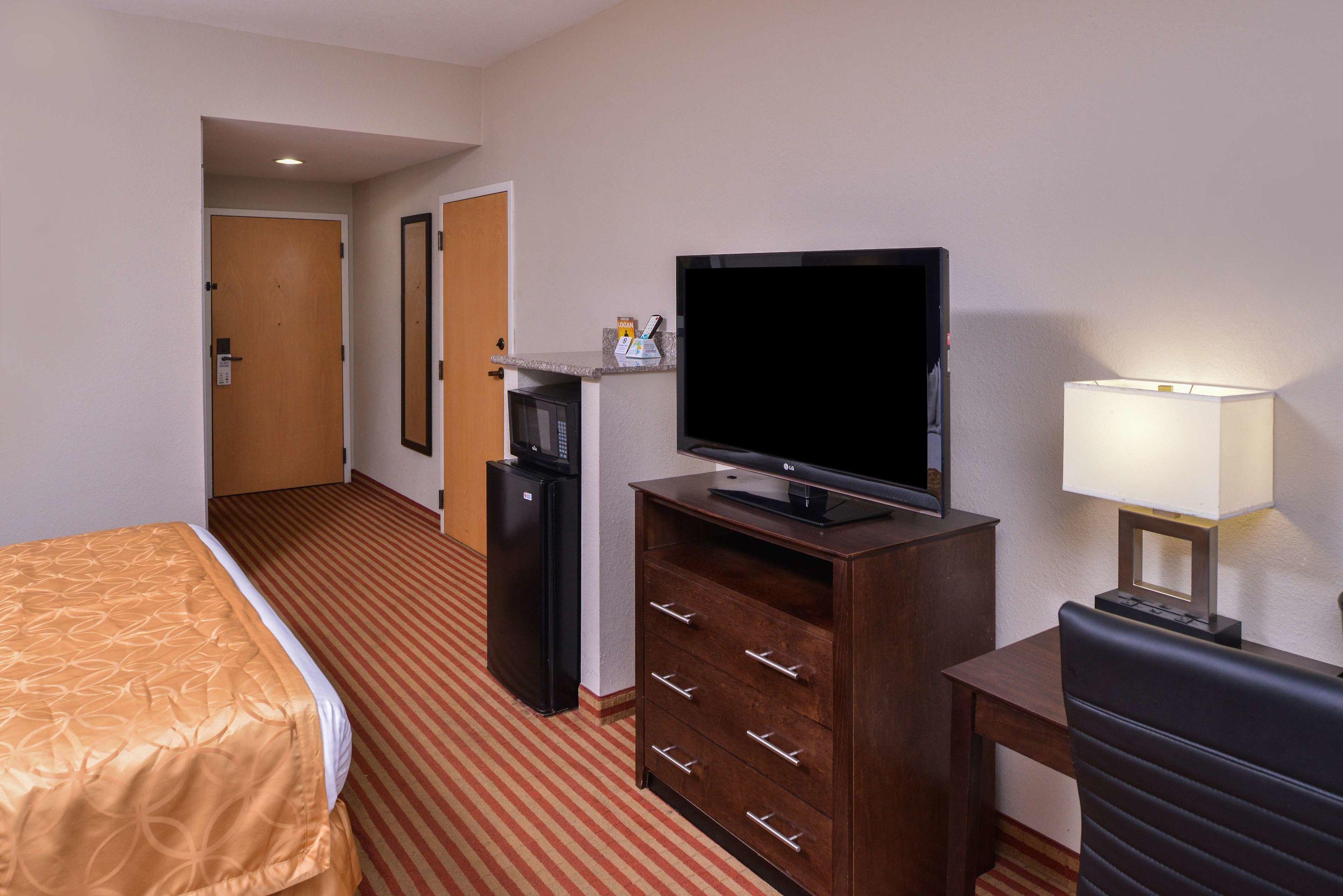 Americas Best Value Inn and Suites Bastrop — photo 5