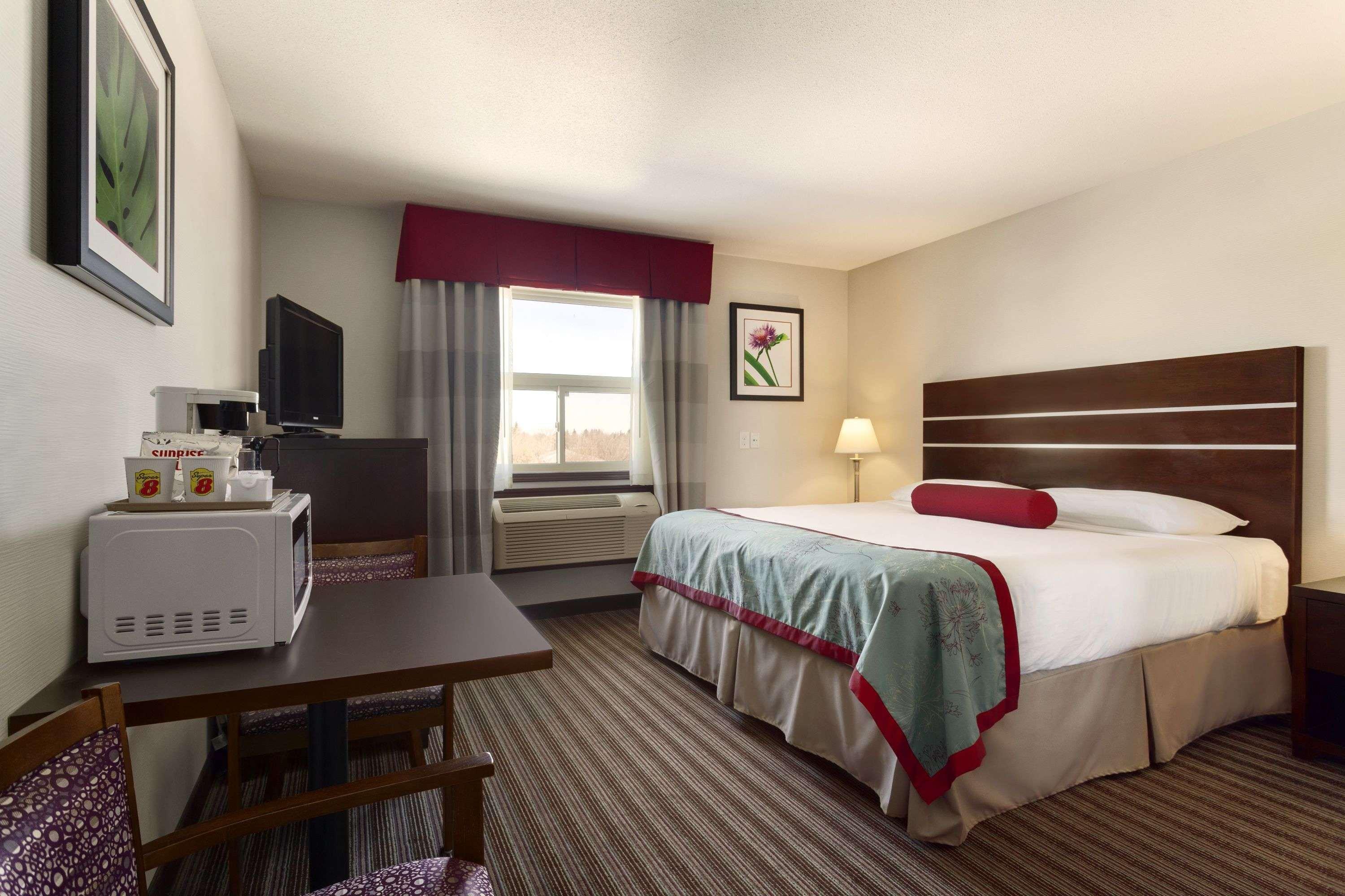 Super 8 by Wyndham Saskatoon Near Downtown — photo 3