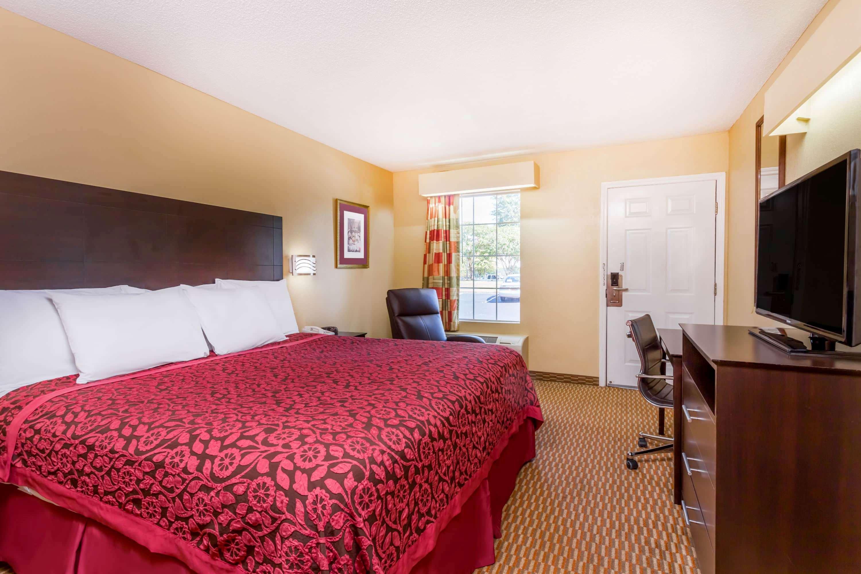 Days Inn by Wyndham Simpsonville — photo 3