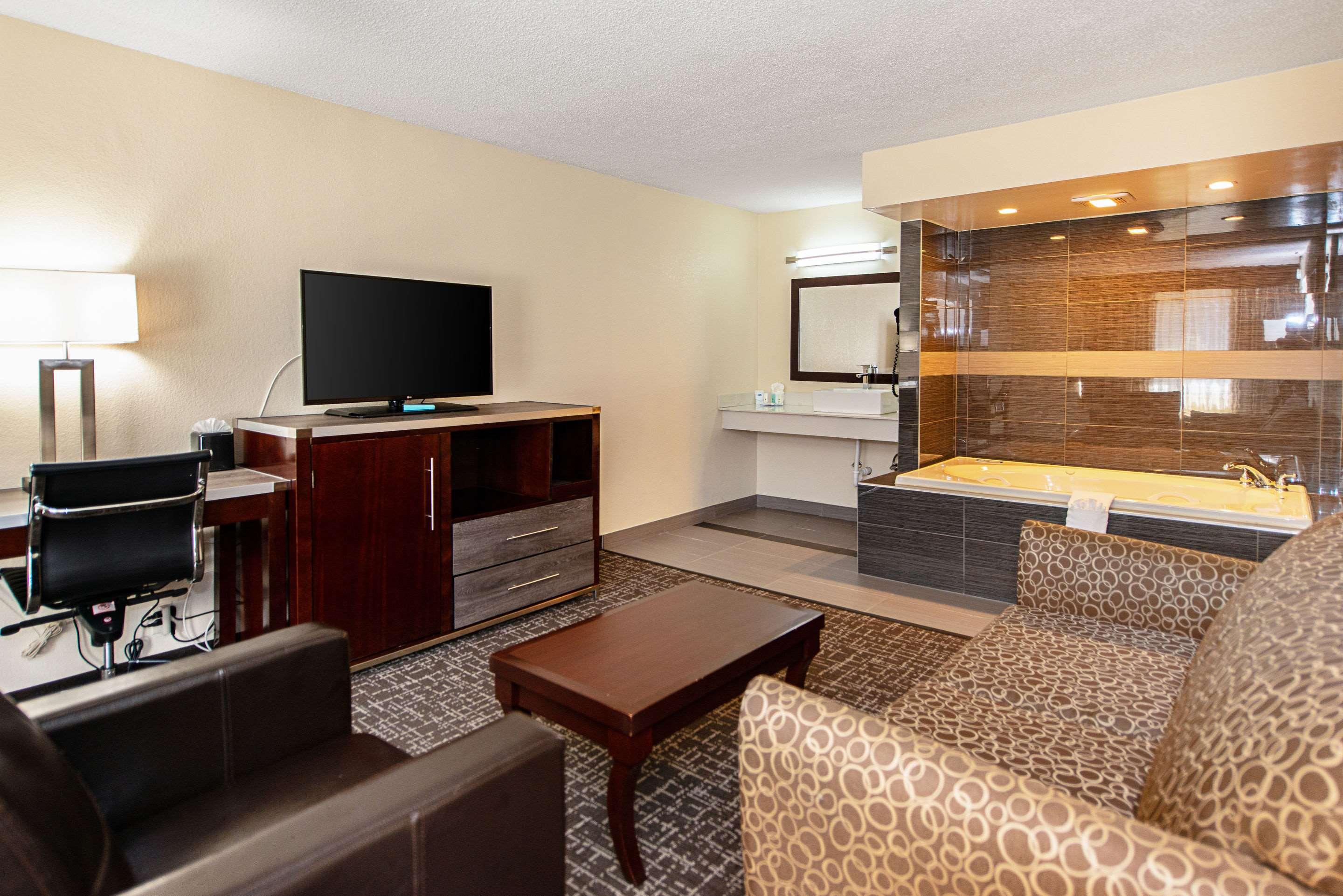 Clarion Inn & Suites New Hope-Lambertville — photo 5