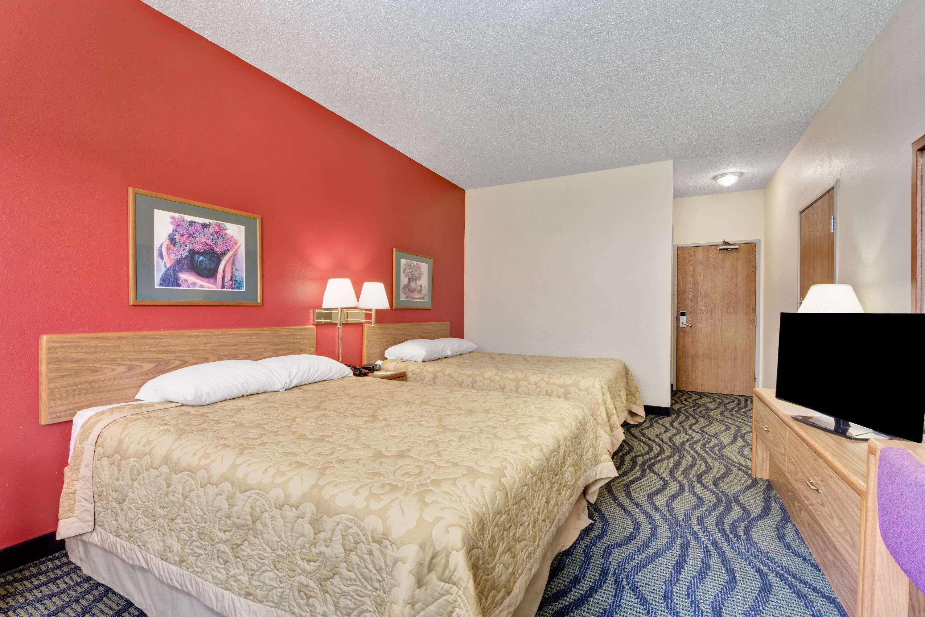 Super 8 by Wyndham Kokomo — photo 5