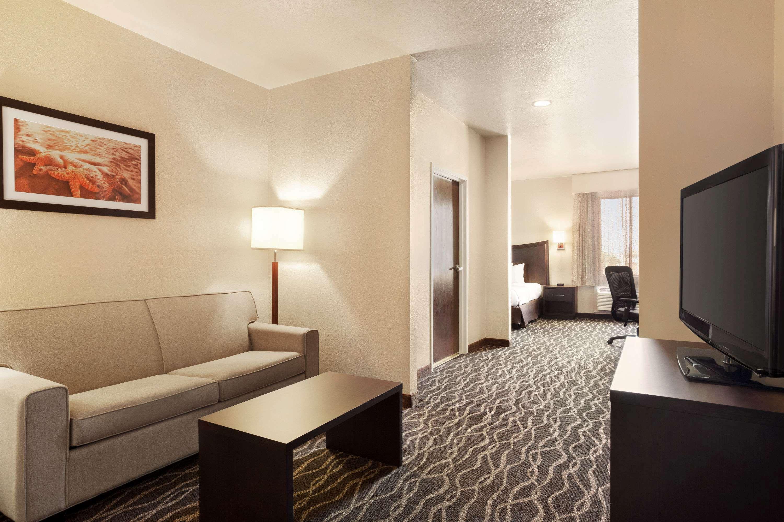 Baymont Inn & Suites Clute — photo 4