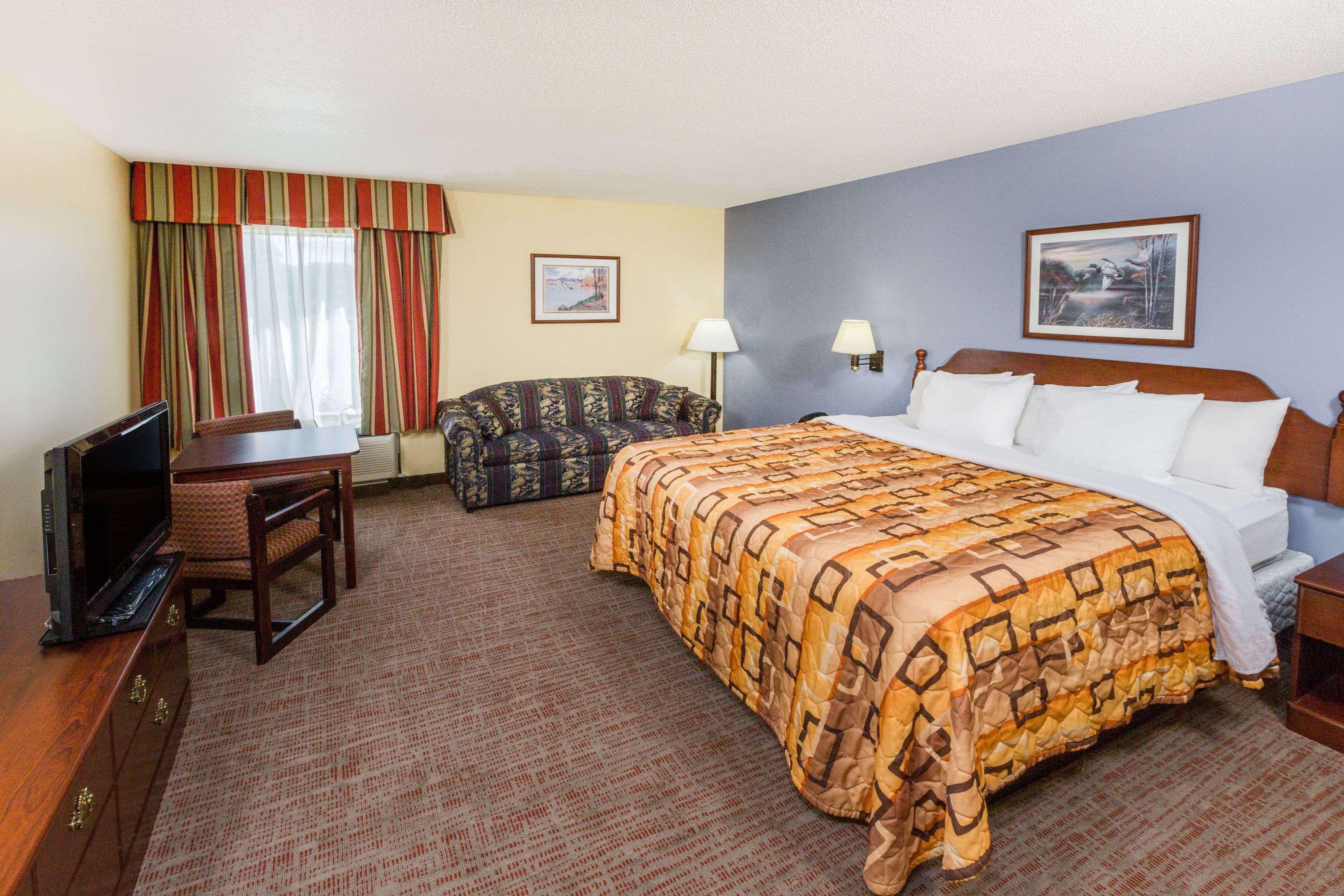 Days Inn by Wyndham Rayne — photo 3